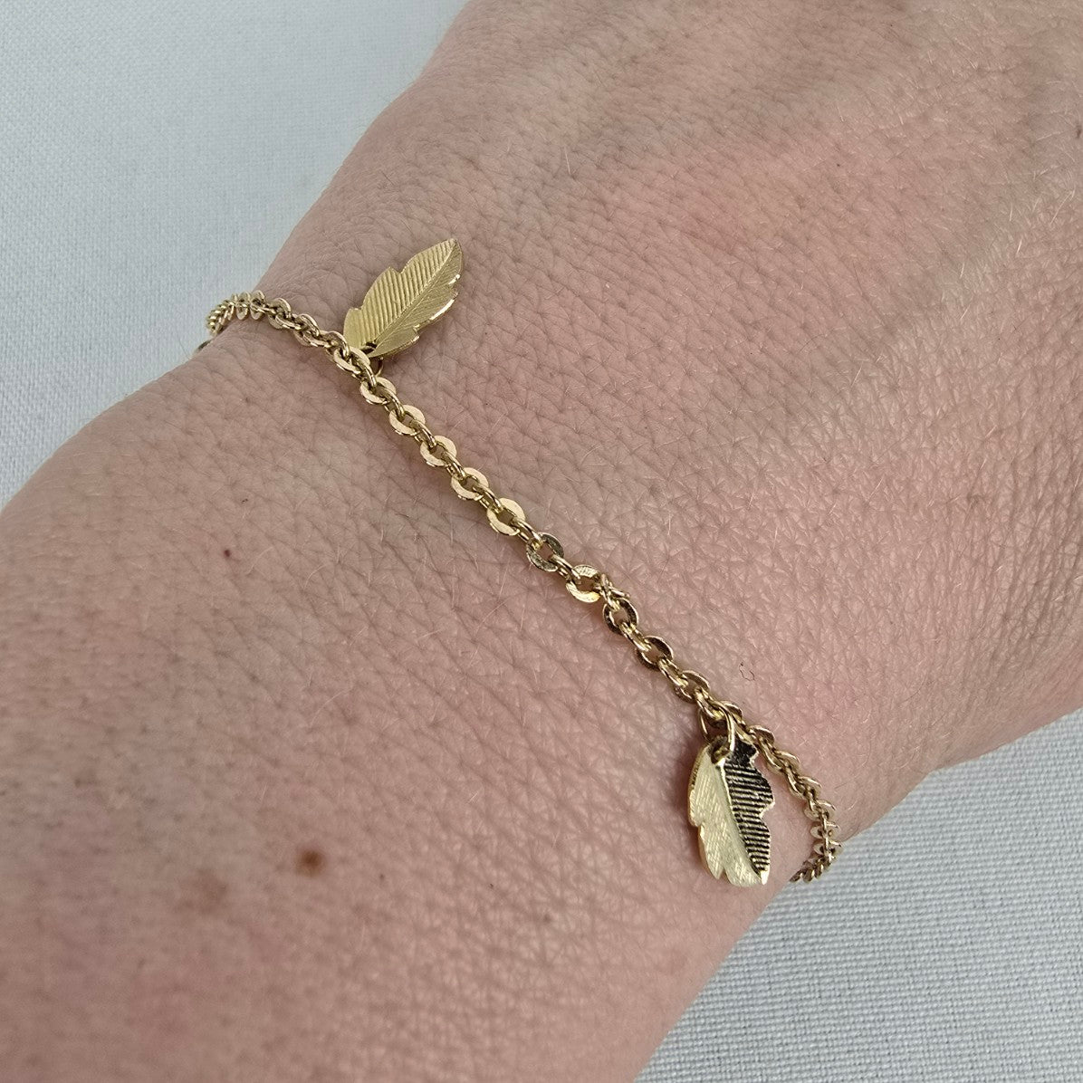 Vintage Avon Gold Tone Leaf Detail Delicate Chain Link Bracelet