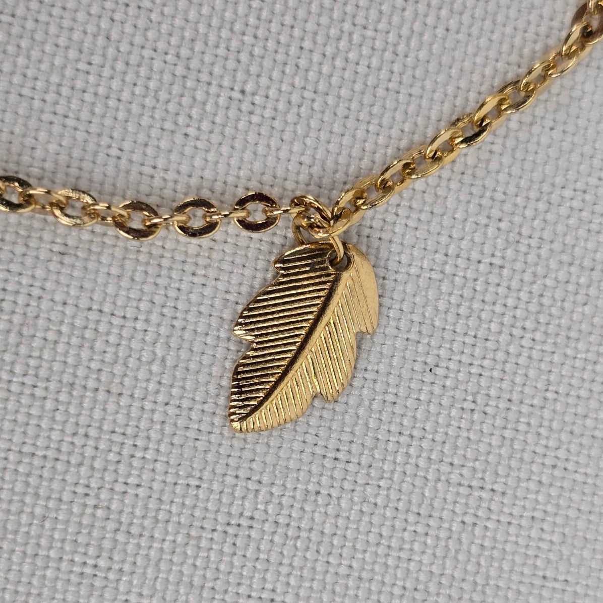 Vintage Avon Gold Tone Leaf Detail Delicate Chain Link Bracelet