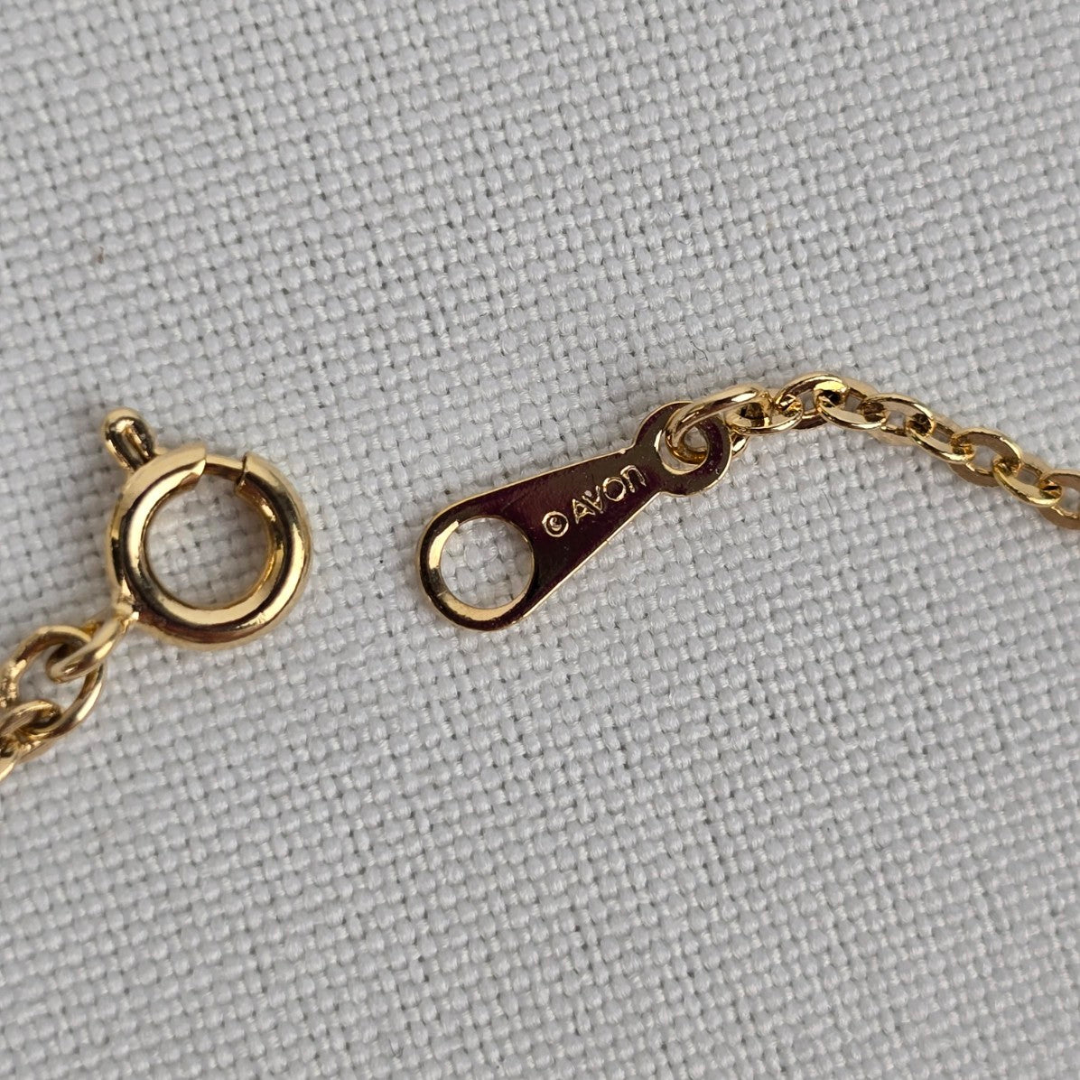 Vintage Avon Gold Tone Leaf Detail Delicate Chain Link Bracelet