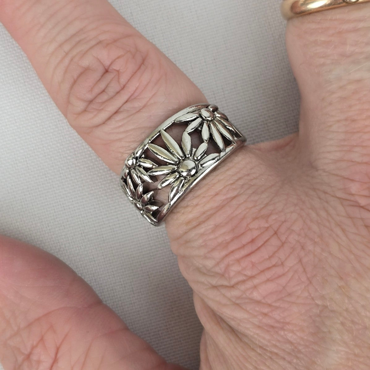 Silver Tone Floral Cut Out Ring Size 9