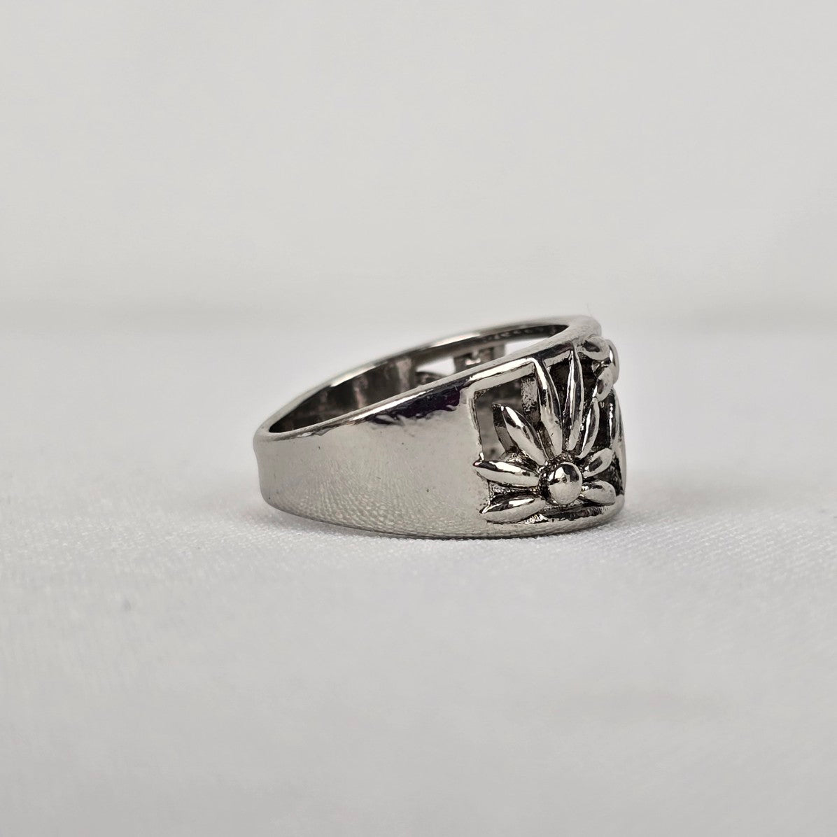 Silver Tone Floral Cut Out Ring Size 9