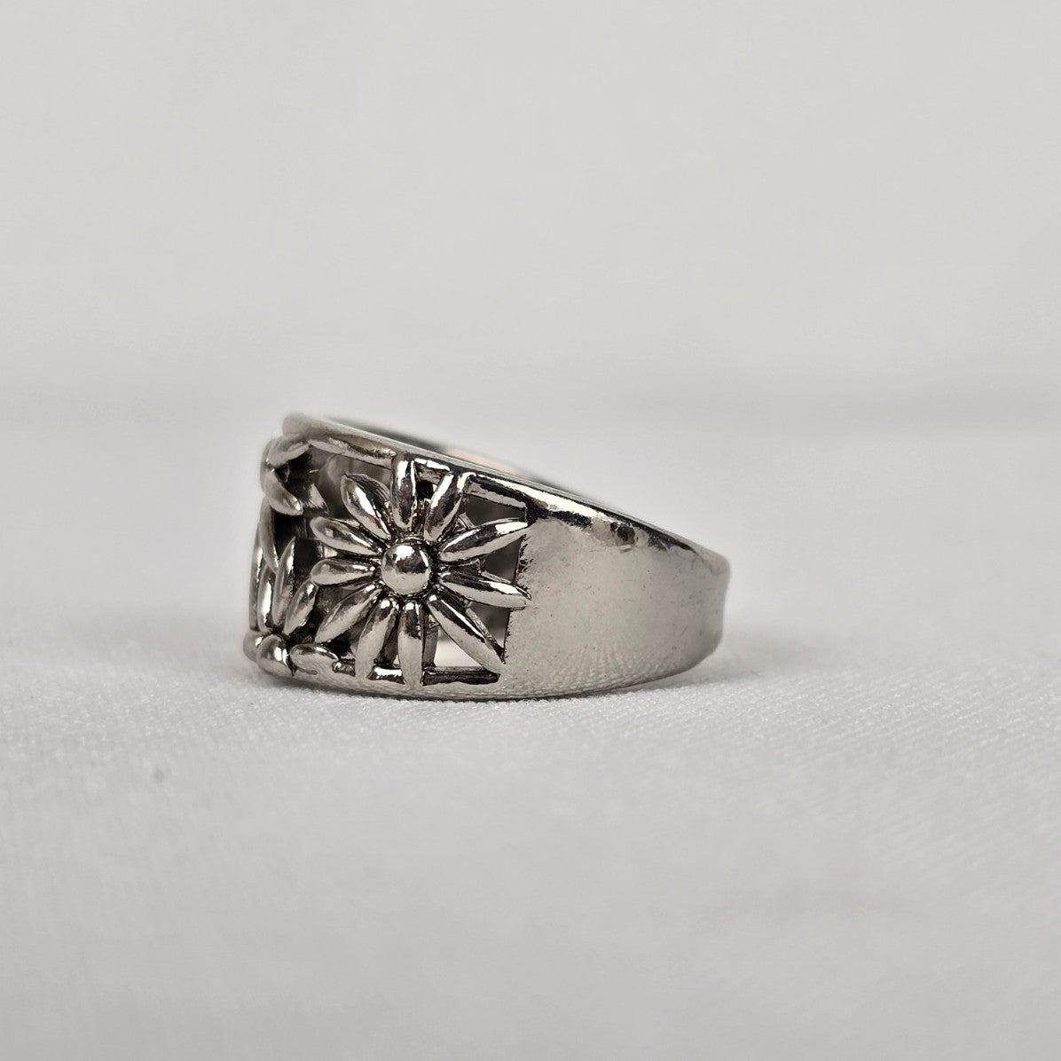 Silver Tone Floral Cut Out Ring Size 9