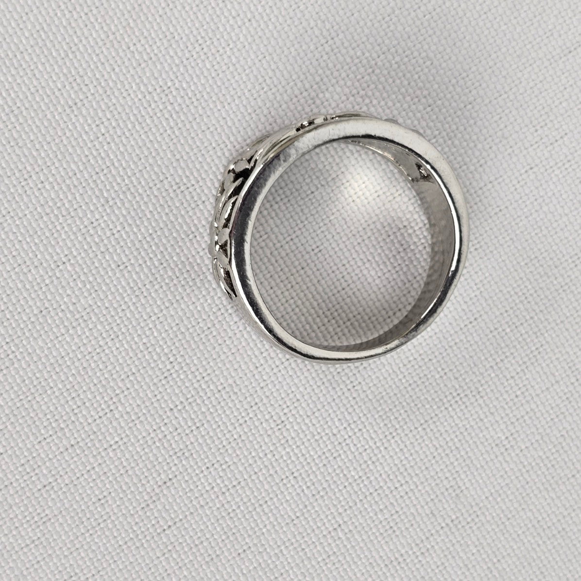 Silver Tone Floral Cut Out Ring Size 9