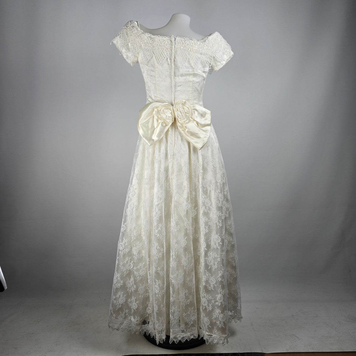 Vintage White Lace Off The Shoulder Wedding Gown Size 5/6