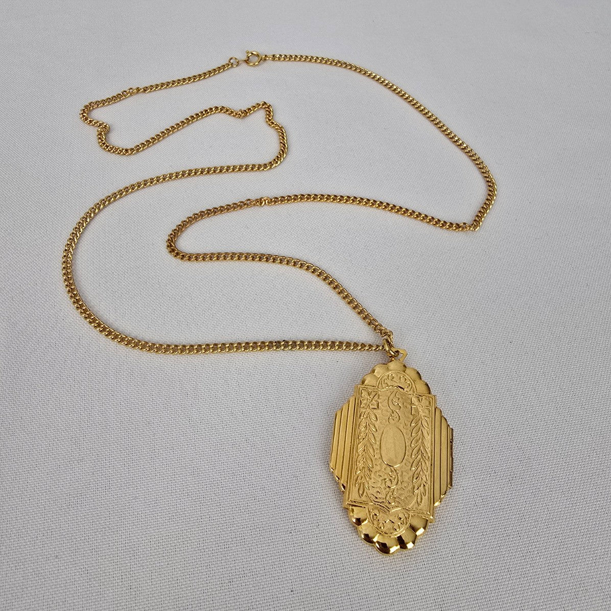 Vintage Gold Tone Locket Pendant Necklace