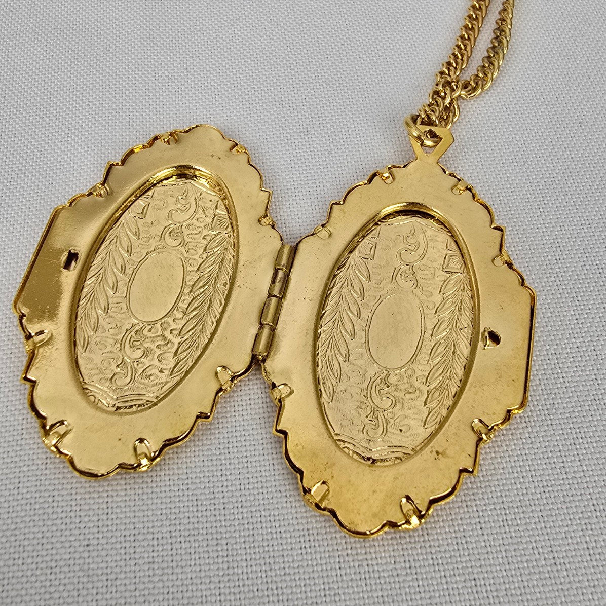 Vintage Gold Tone Locket Pendant Necklace