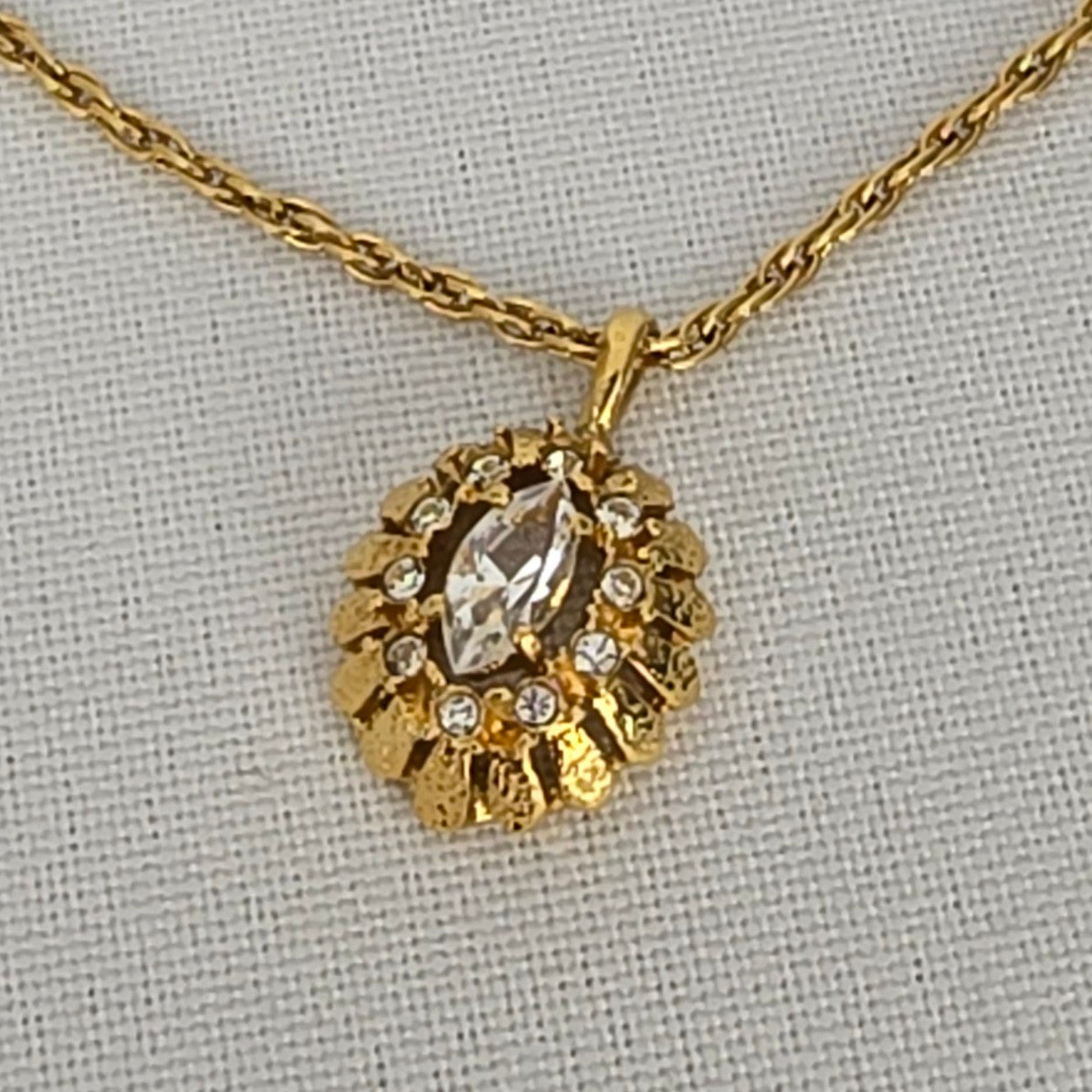 Vintage Gold Tone Delicate Pendant Necklace