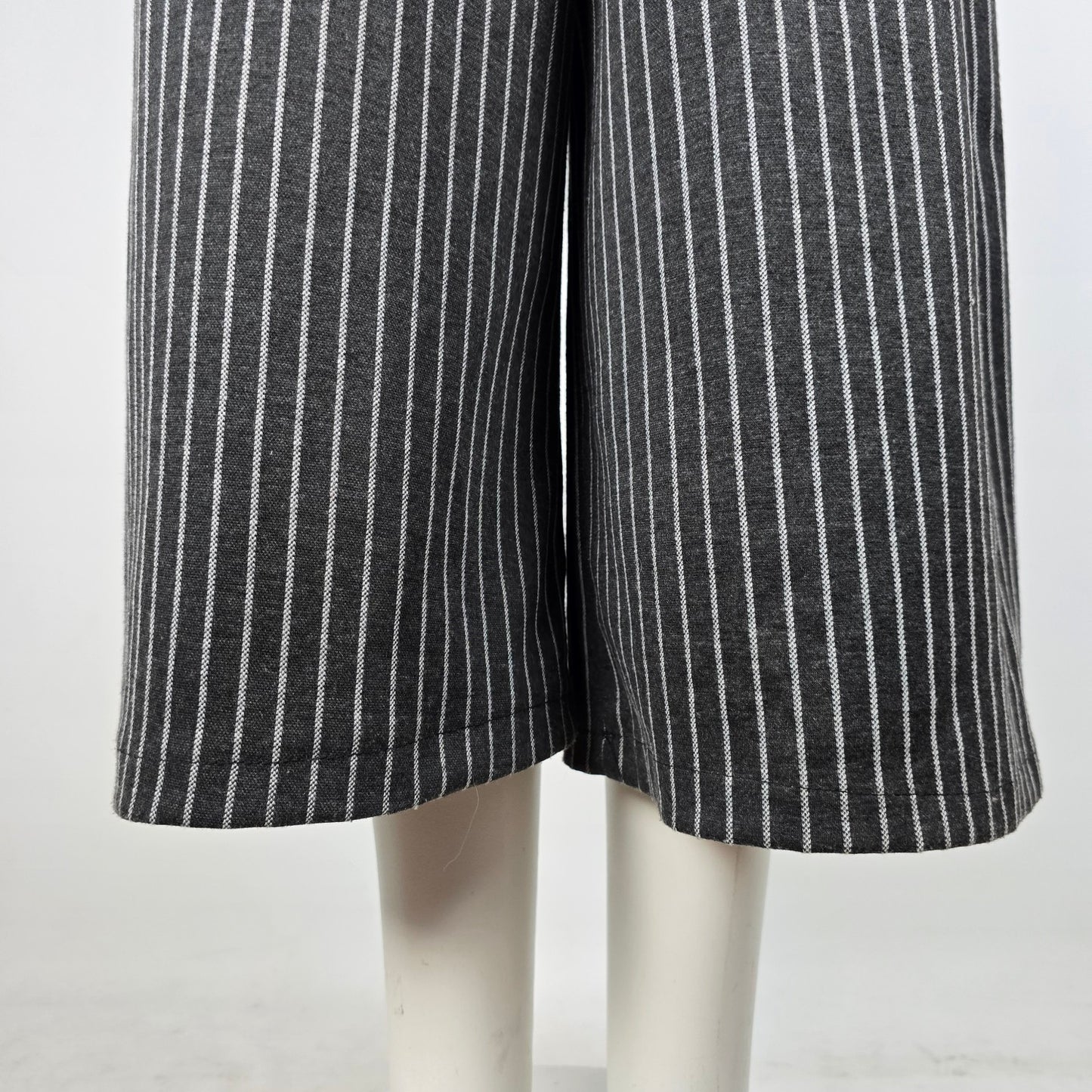 Mira & Co Grey Pin Stripe Cropped Jumpsuit Size M