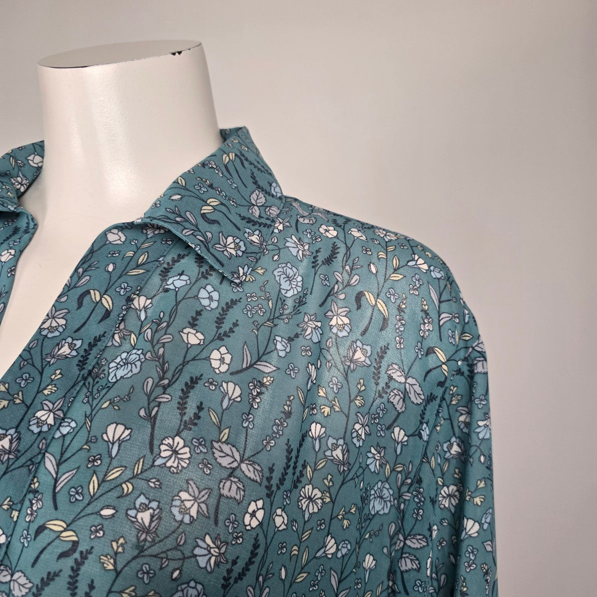 Cabi Blue Floral Sheer Collared High Low Blouse Top Size XS