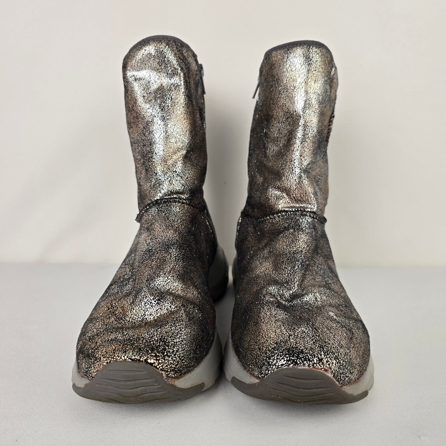 Skechers D'Lites Ultra Silver Metallic Boots Size 8