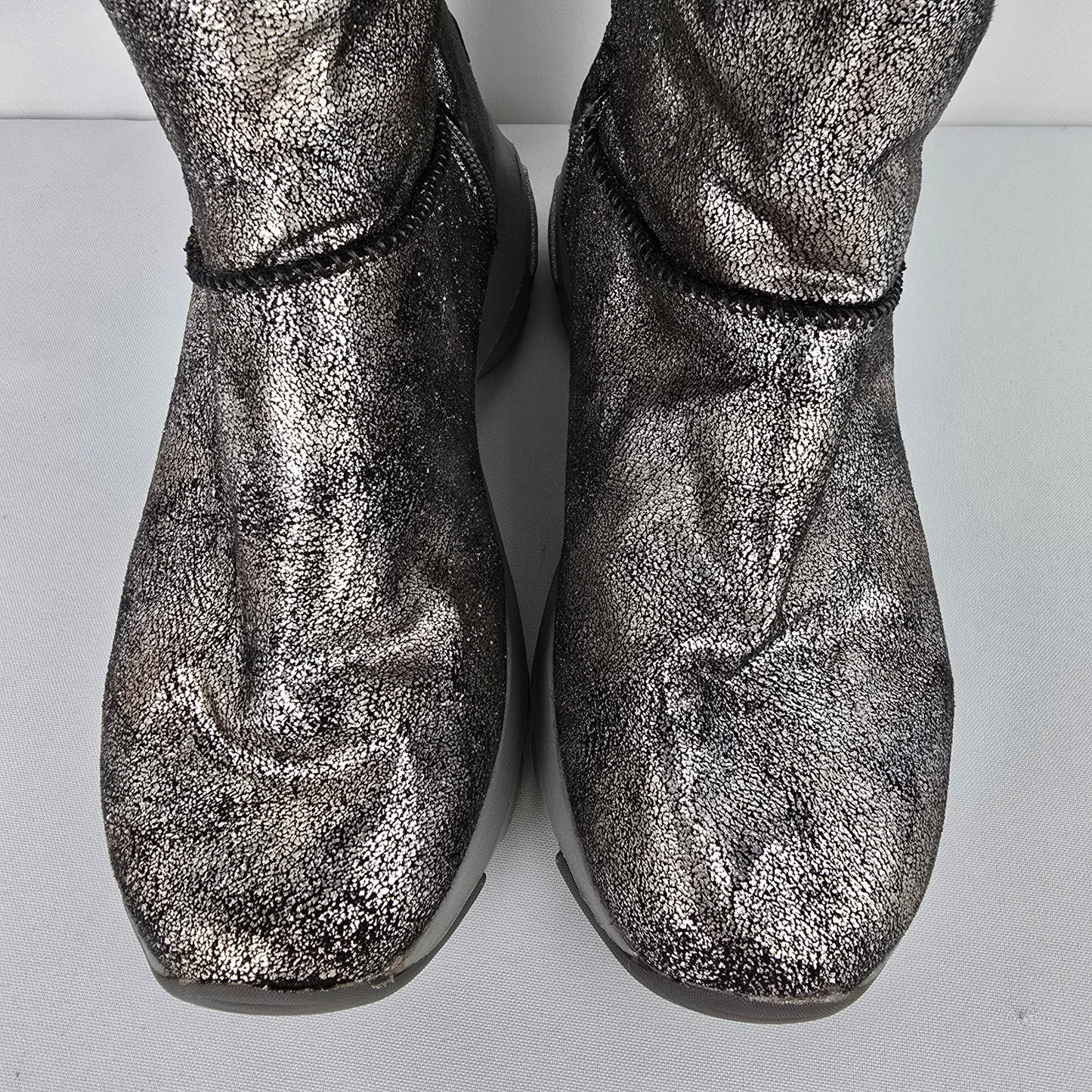 Skechers D'Lites Ultra Silver Metallic Boots Size 8