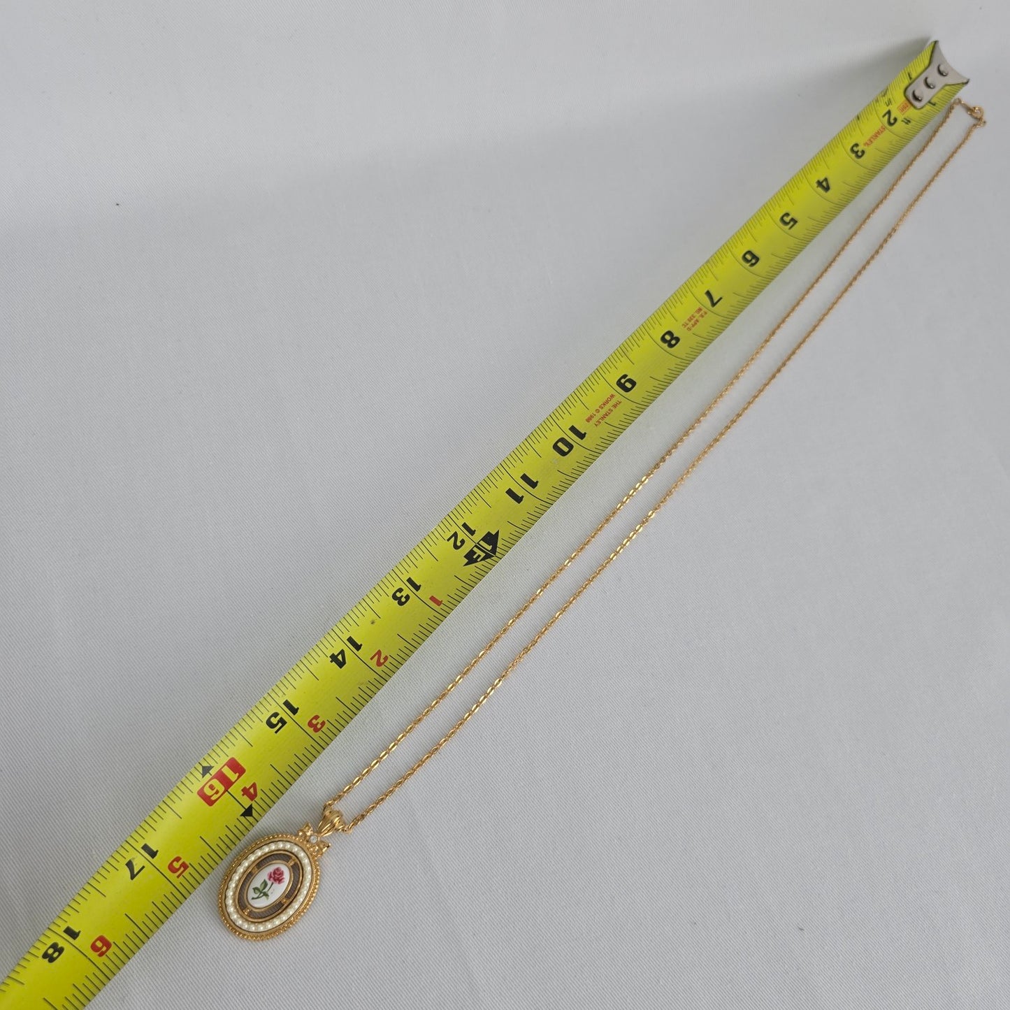 Vintage Gold Tone Floral Cameo Pendant Necklace