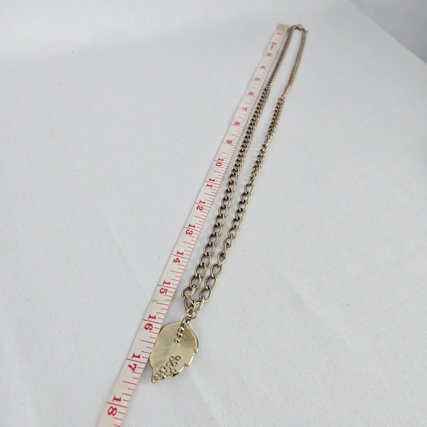 Vintage NWT Avon Gold Tone Leaf Pendant Chain Necklace