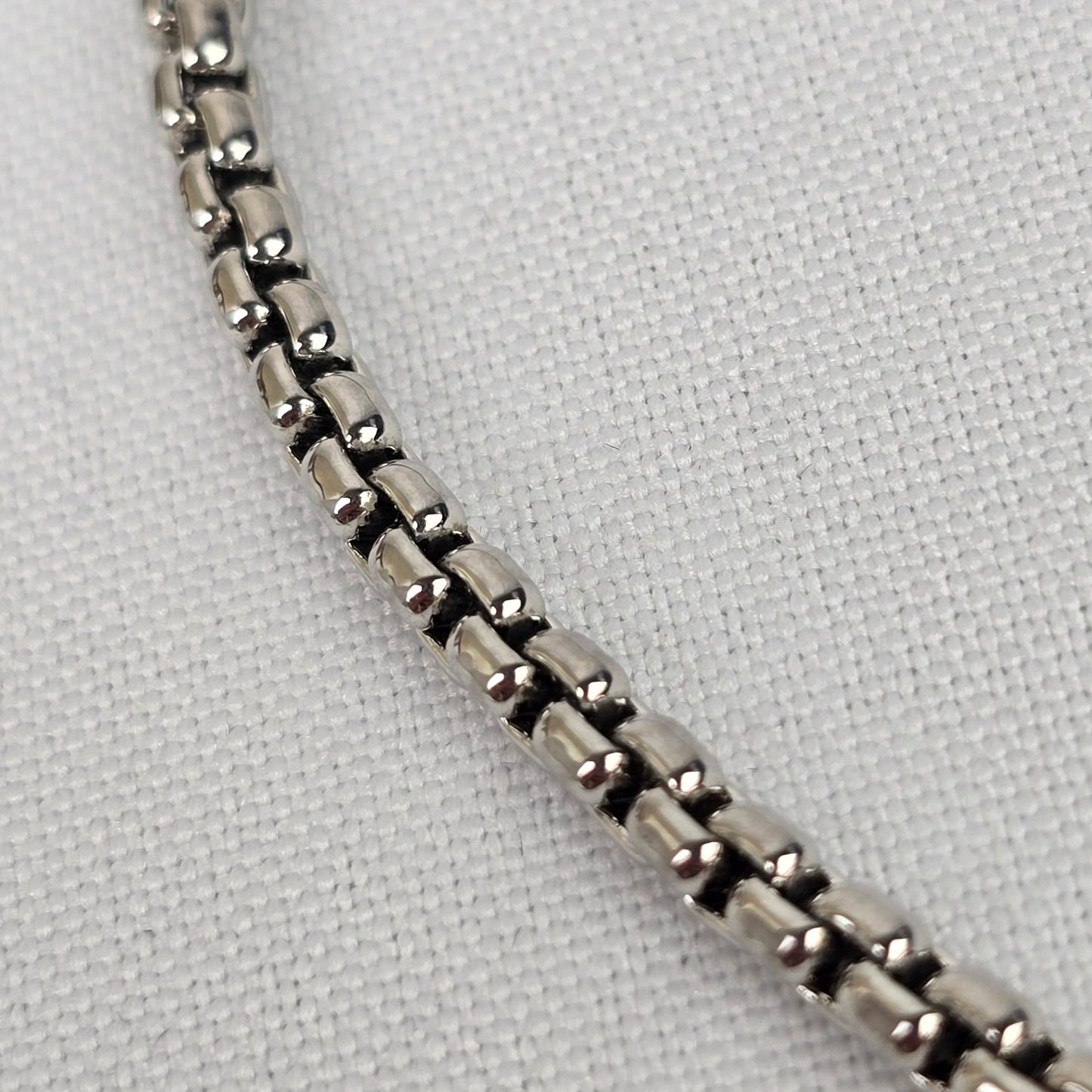 Silver Tone Pendant Chain Necklace