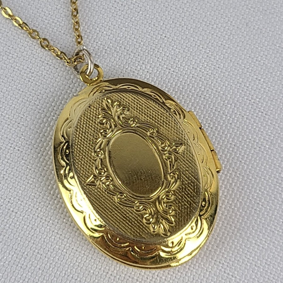 Vintage Gold Tone Etched Locket Pendant Necklace