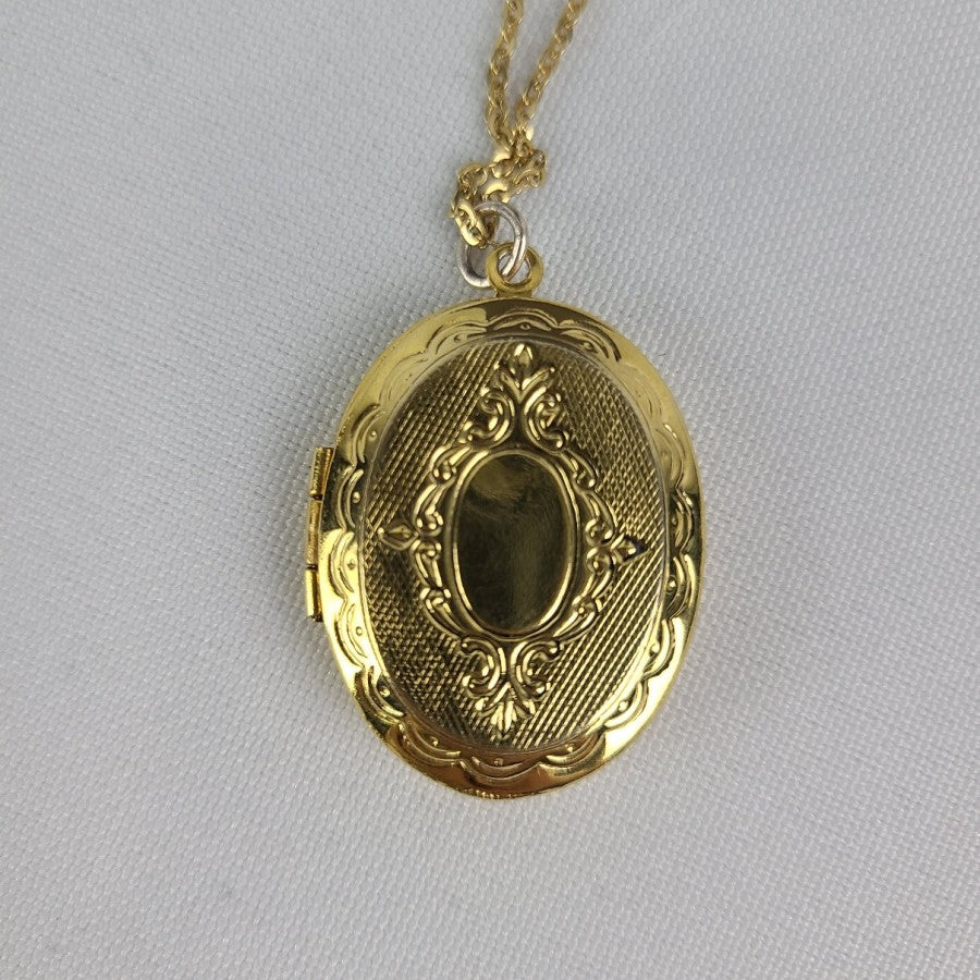 Vintage Gold Tone Etched Locket Pendant Necklace
