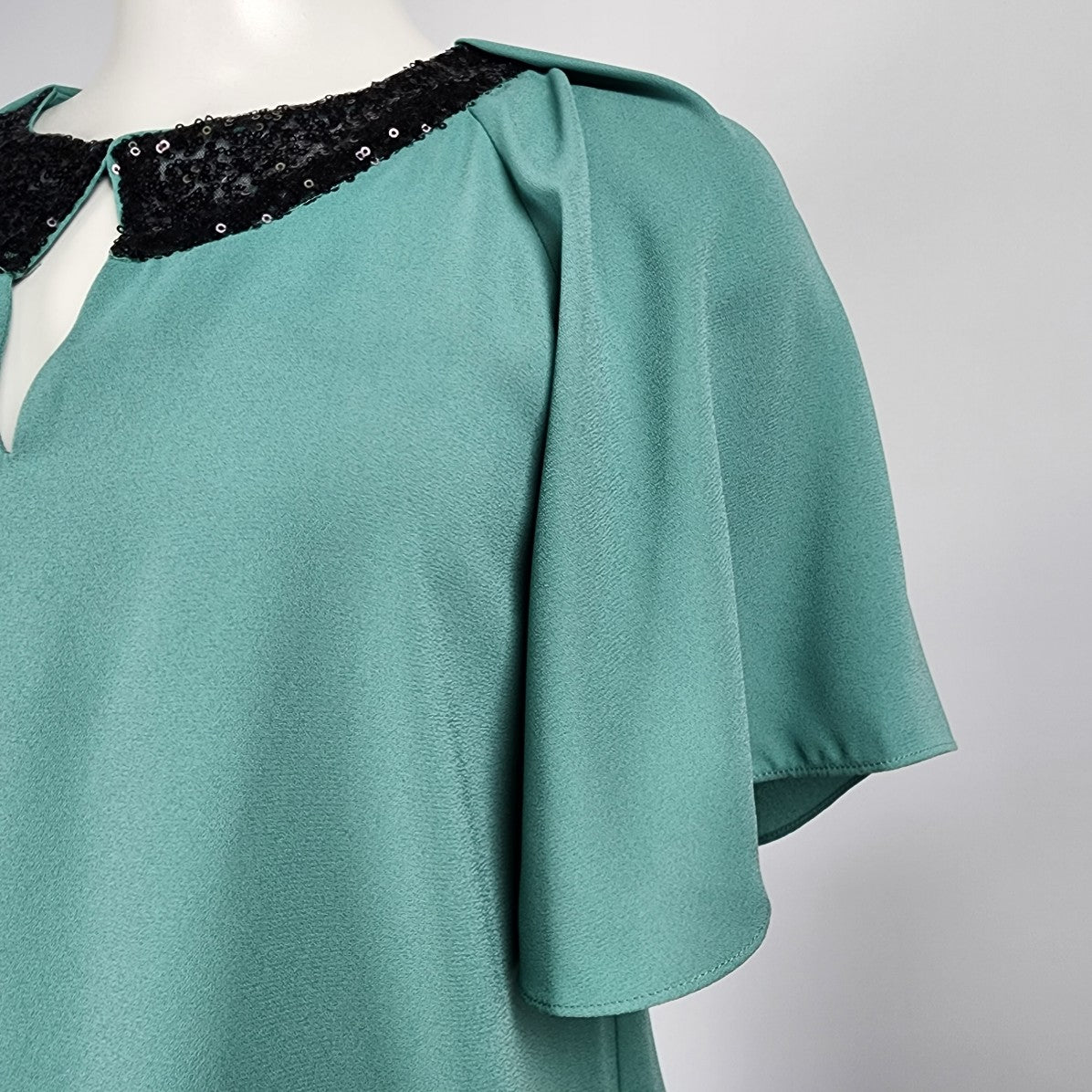 Rachel Roy Green & Black Sequined Blouse Size S Flutter Sleeve