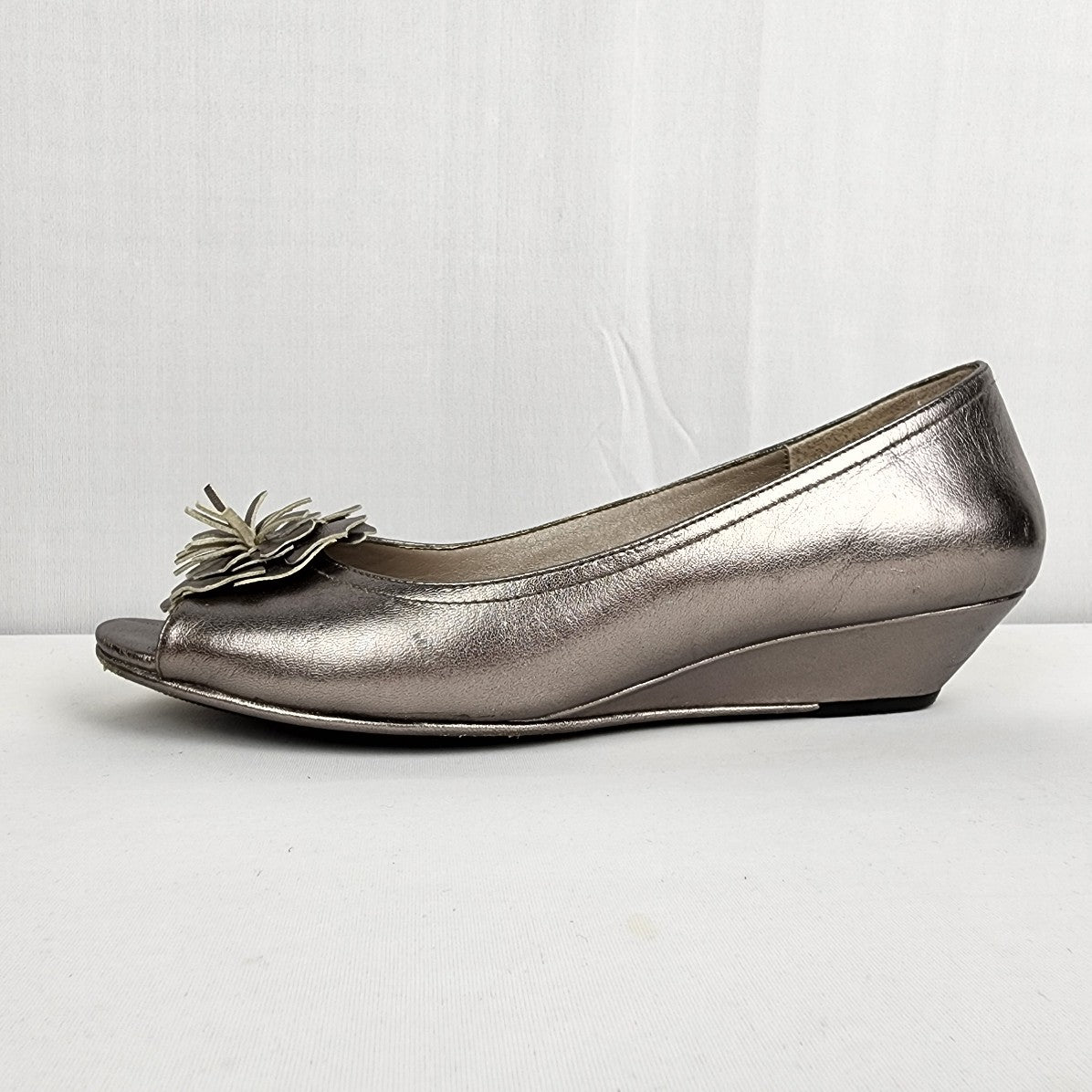 Naturalizer Silver Leather Flower Detail Low Heel Peep Toe Shoes Size 9