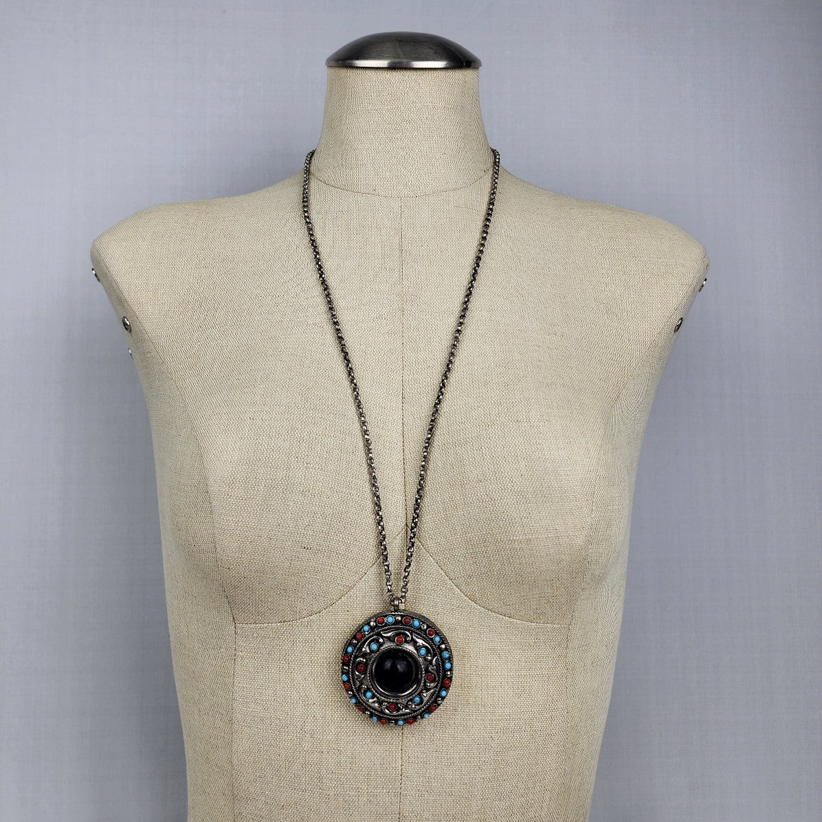 Vintage Black Stone Medalion Silver Pendant Necklace