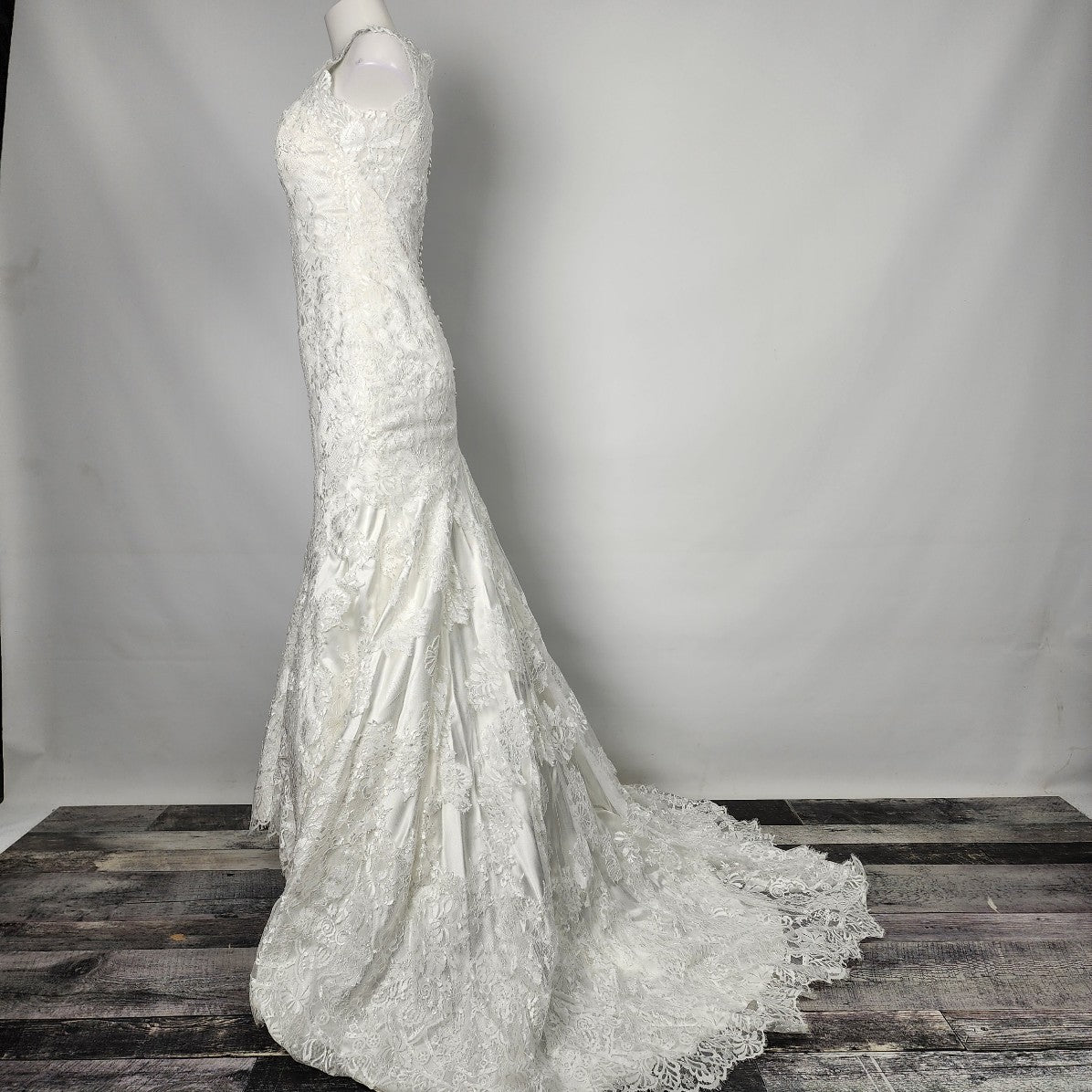 Allure Bridals White Lace Mermaid Wedding Gown Size 10