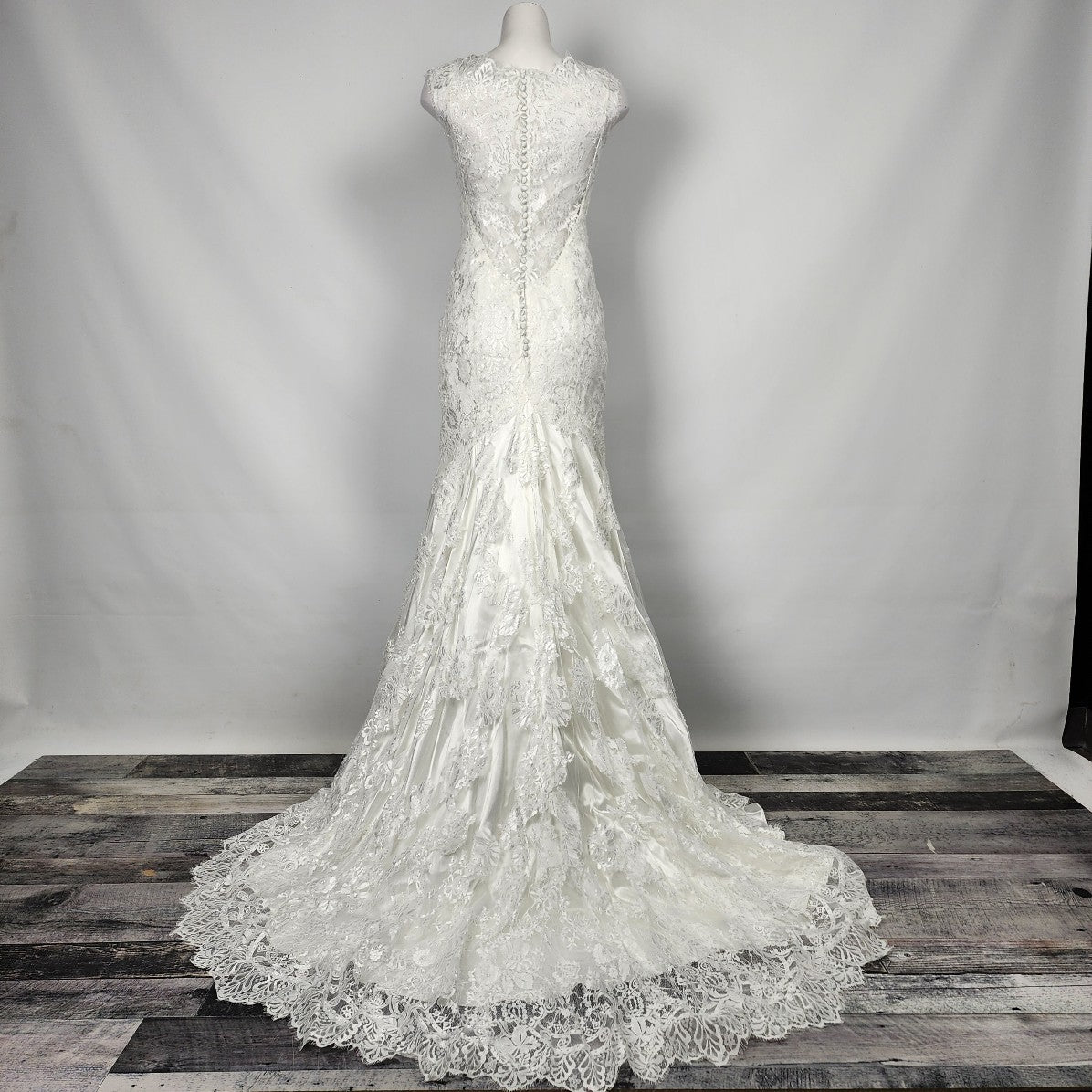 Allure Bridals White Lace Mermaid Wedding Gown Size 10
