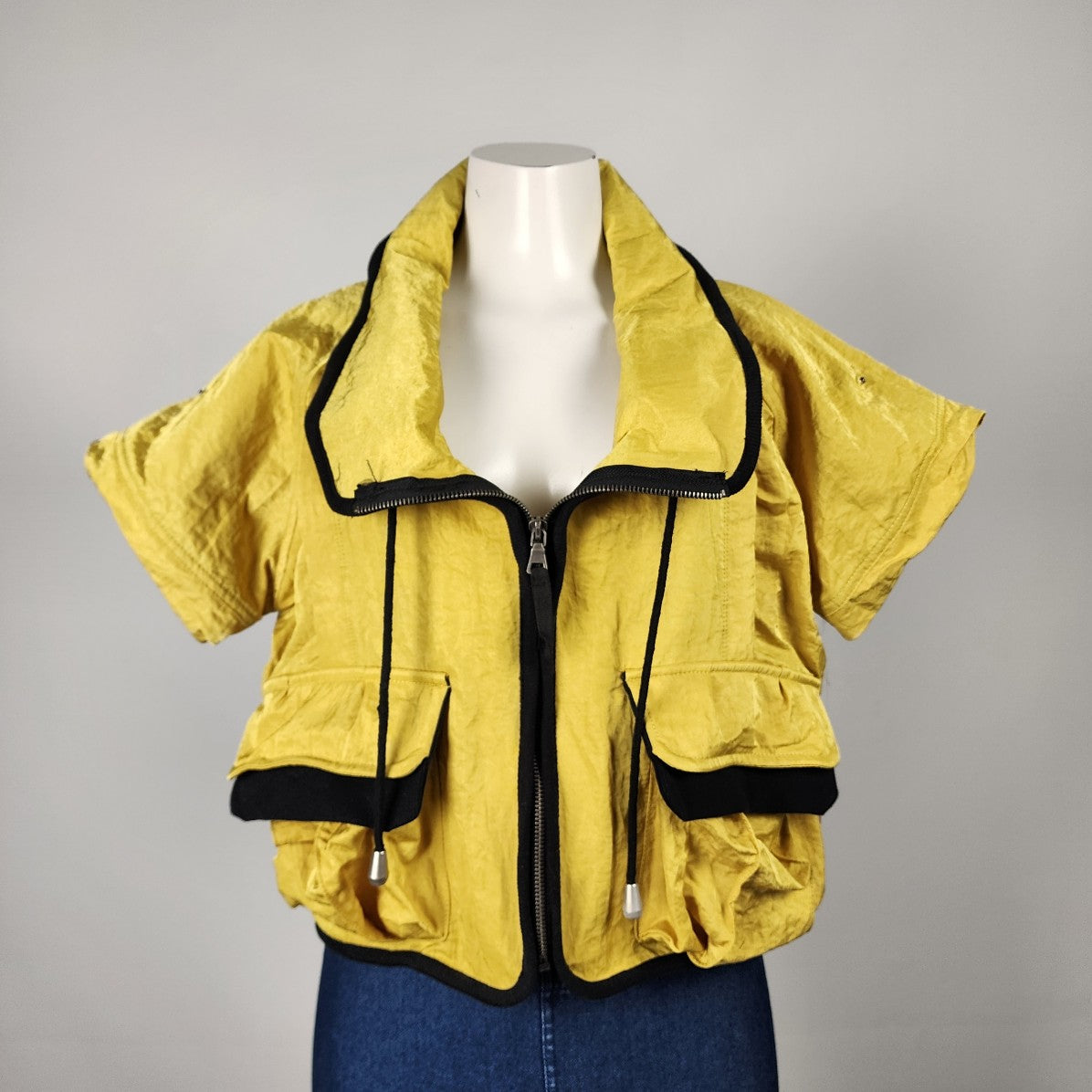 Design Today's Yellow & Black Short Sleeve Zip Up Jacket Size L