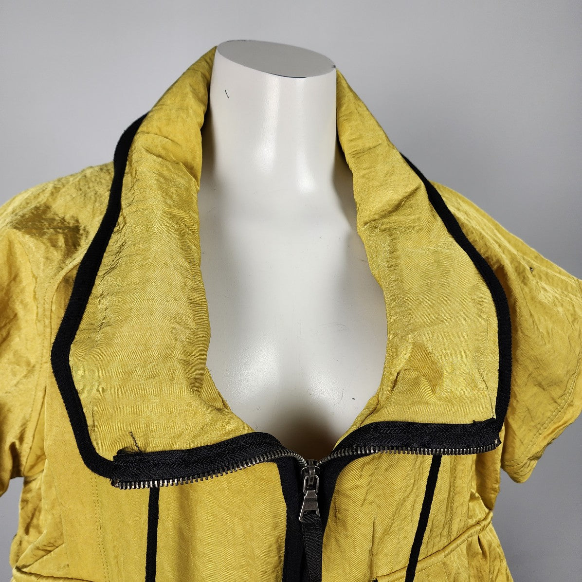 Design Today's Yellow & Black Short Sleeve Zip Up Jacket Size L