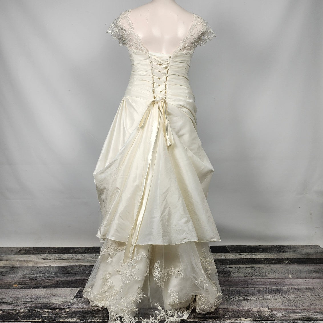 Jasmine Ivory Lace Satin Wedding Gown Size 16
