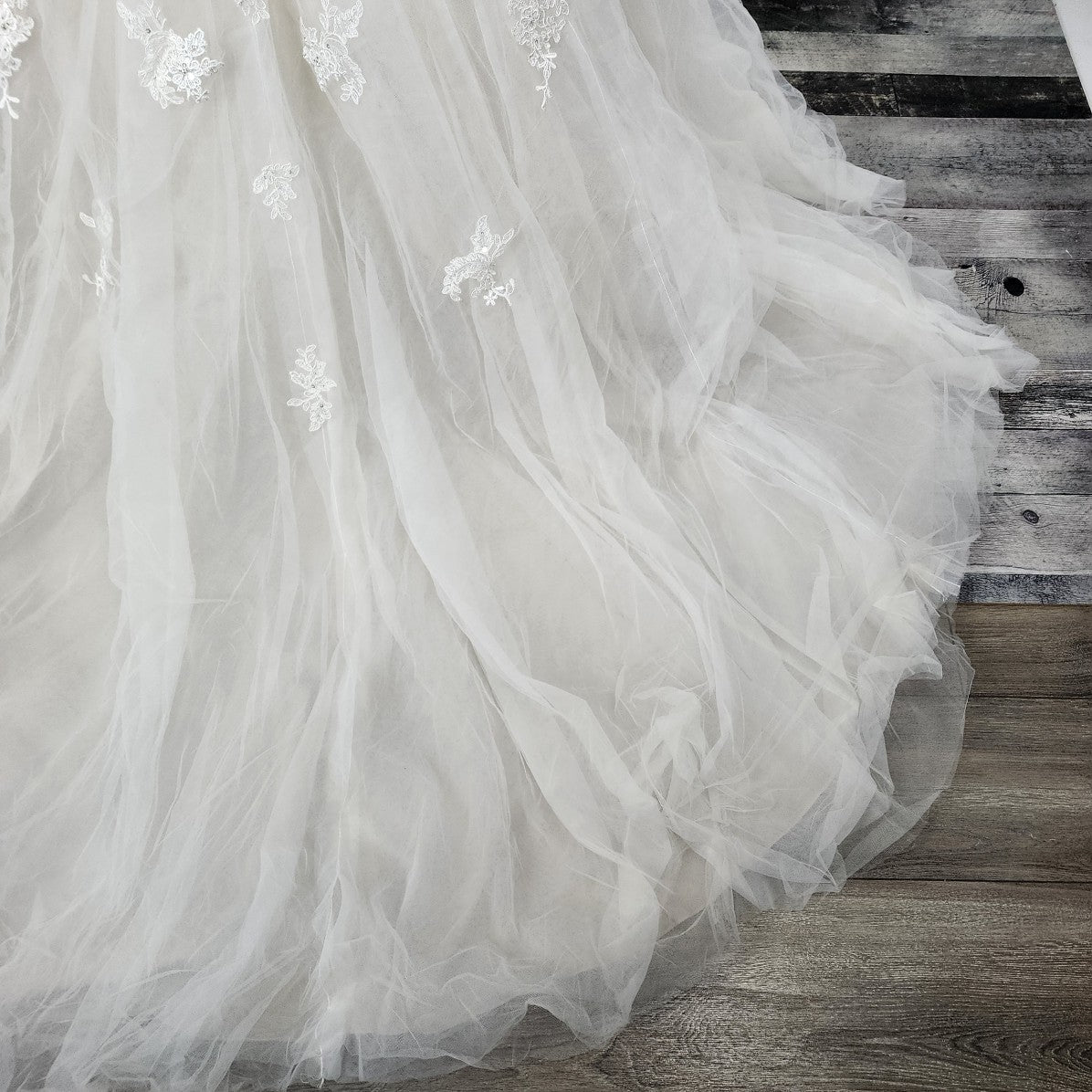 Sophia Tolli White Flower Lace Rhinestone Belt Tule Wedding Gown Size M