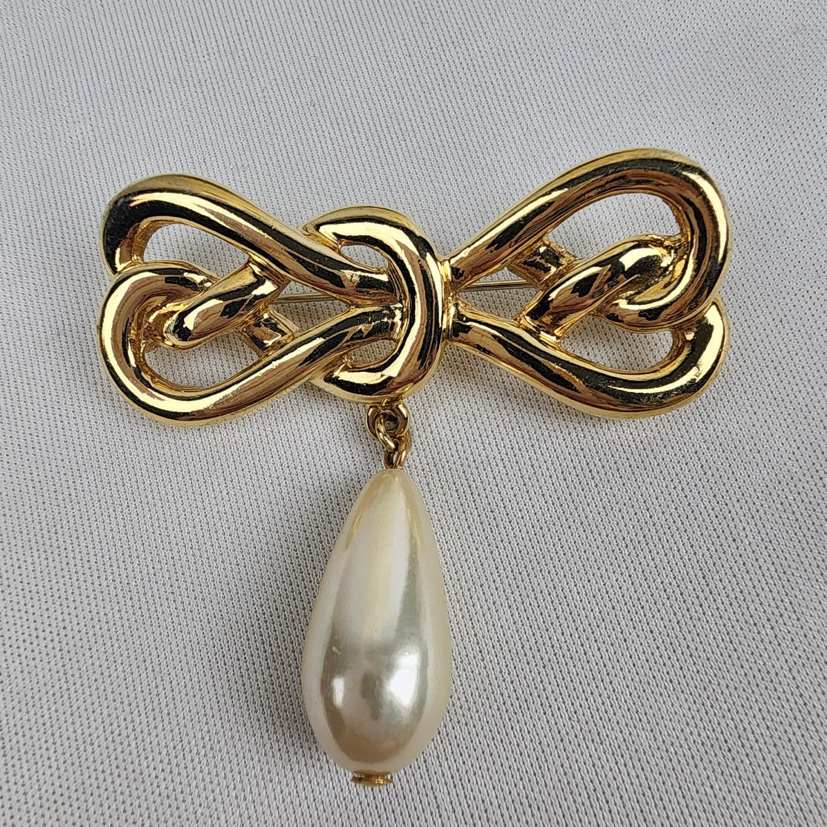 Vintage Gold Bow White Tear Drop Faux Pearl Brooch