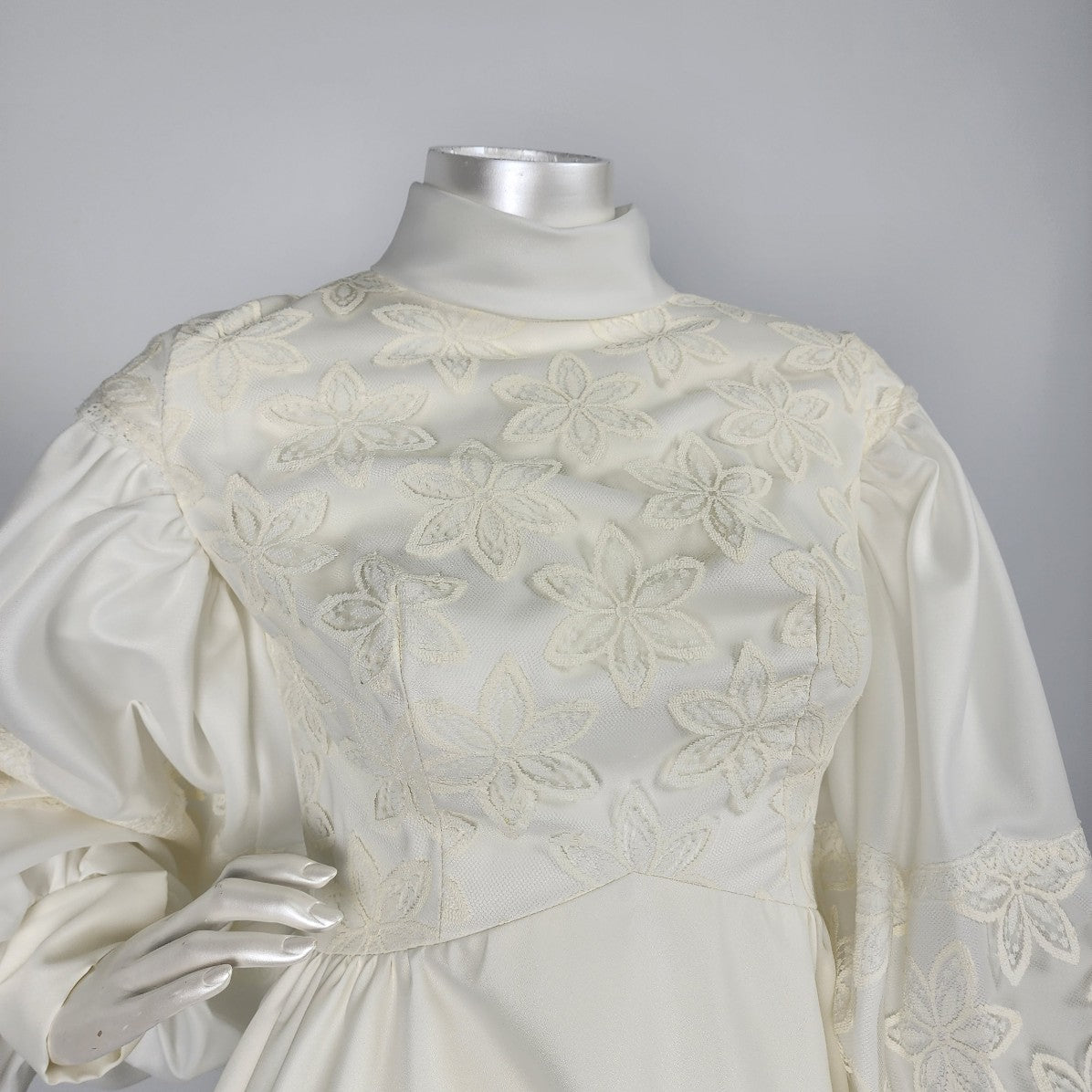 Vintage Cream Flower Detail Puff Sleeve Wedding Dress Size XS/S