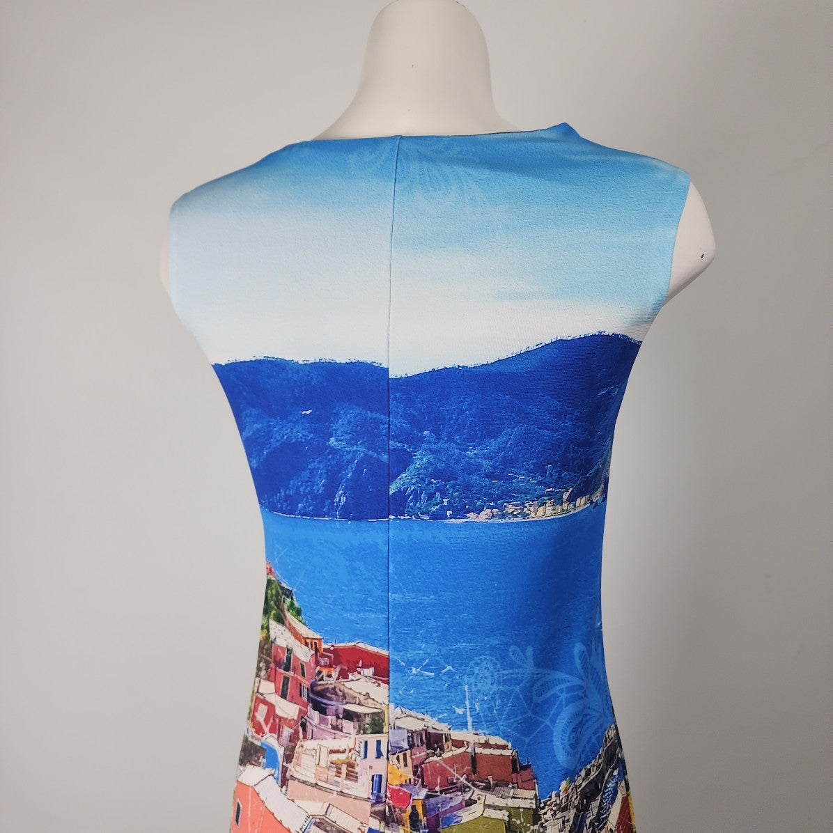Art By Dolcezza Blue Tropical Town Scene Sheath Dress Size M
