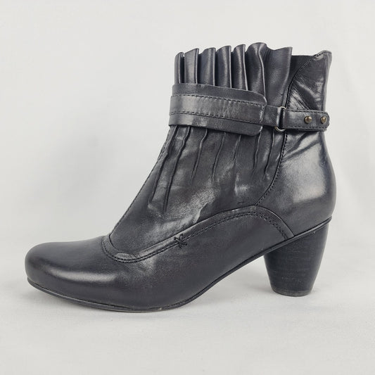 Everybody Grey Pleated Leather Ankle Boots Size 8.5