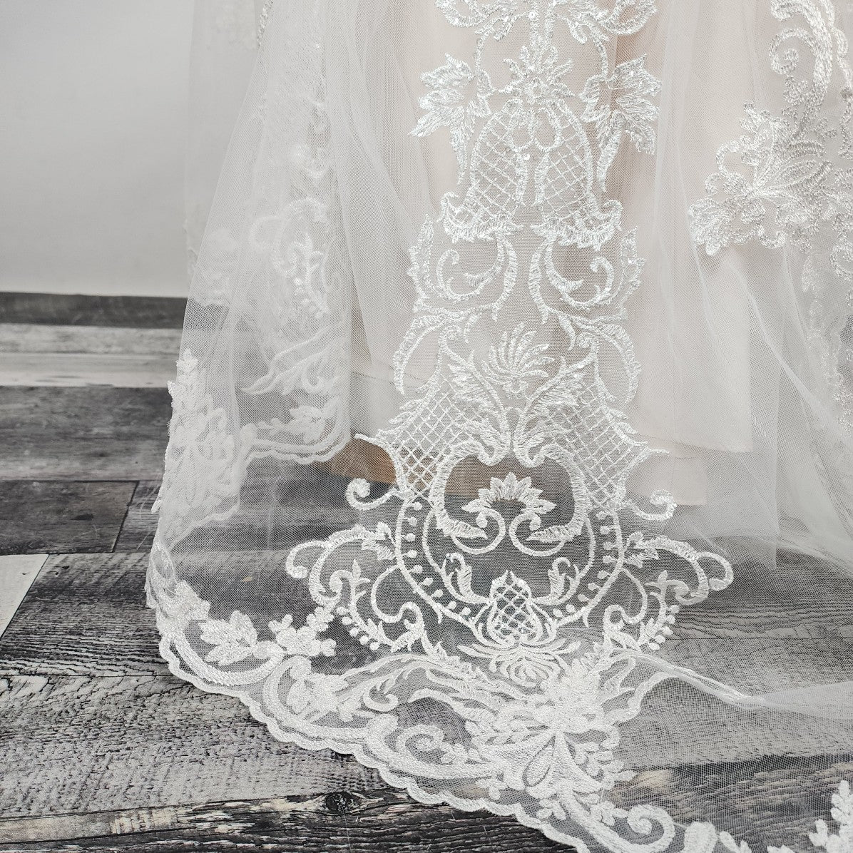 Stella York Cream Beaded Lace Wedding Gown Size M