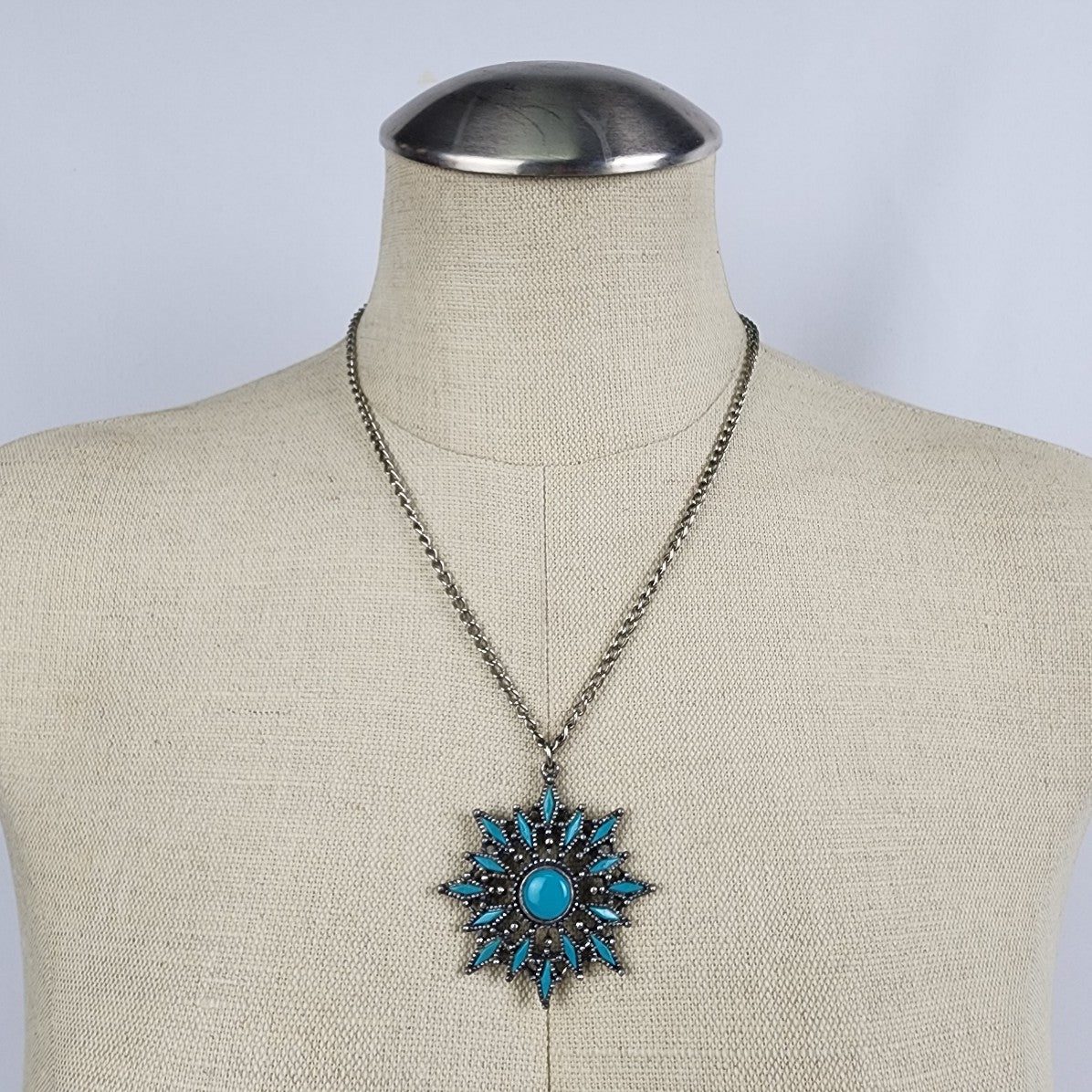 Vintage NYT Silver Tone  Blue Stone Flower Mandala Pendant Necklace