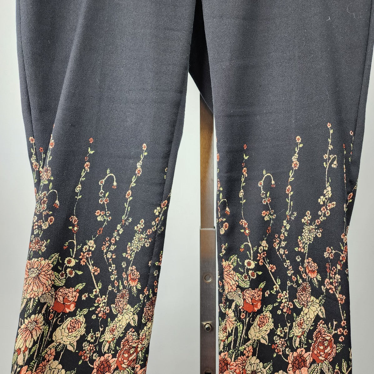 Seductive Black Floral Print Straight Leg Pants Size 12