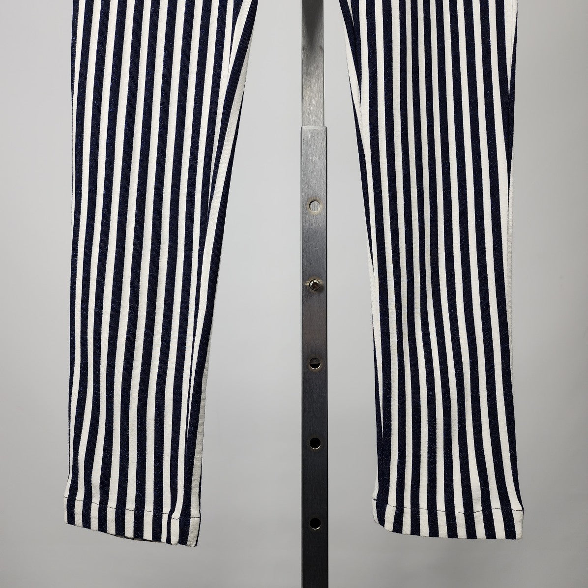 White Sand 88 Navy Striped Slim Leg Pants Size 2