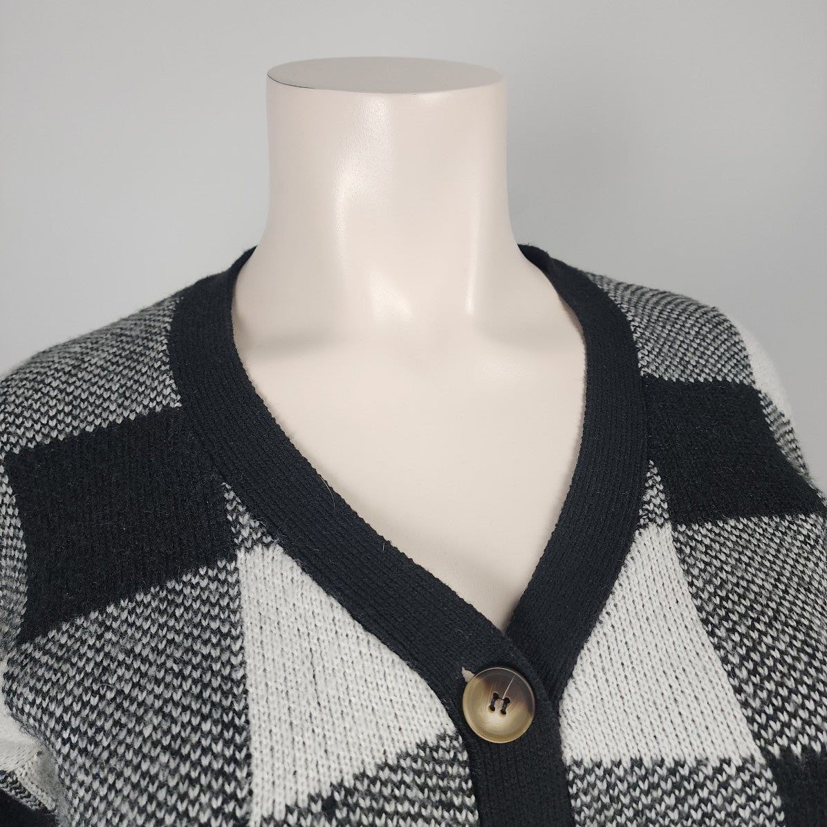 HYFVE Black & White Knit Chunky Button Up cardigan Size L