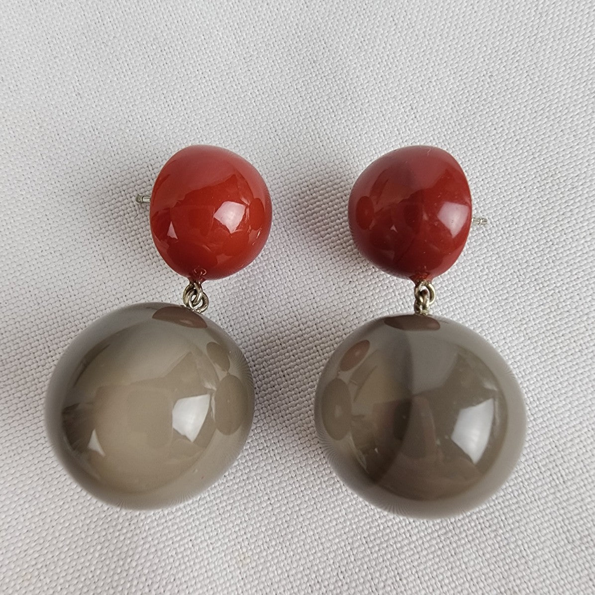 ZSISKA Grey & Red Resin Drop Earrings