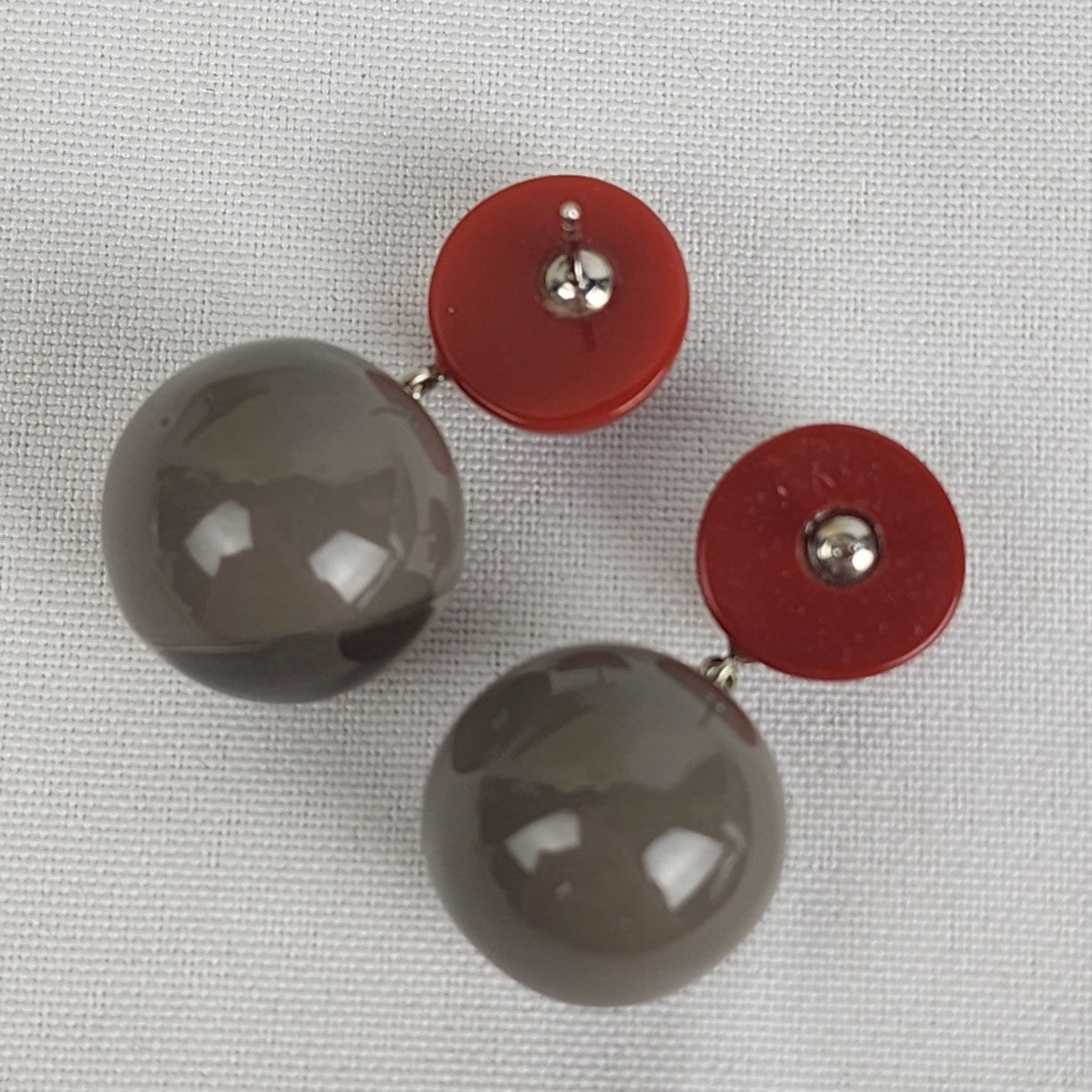 ZSISKA Grey & Red Resin Drop Earrings