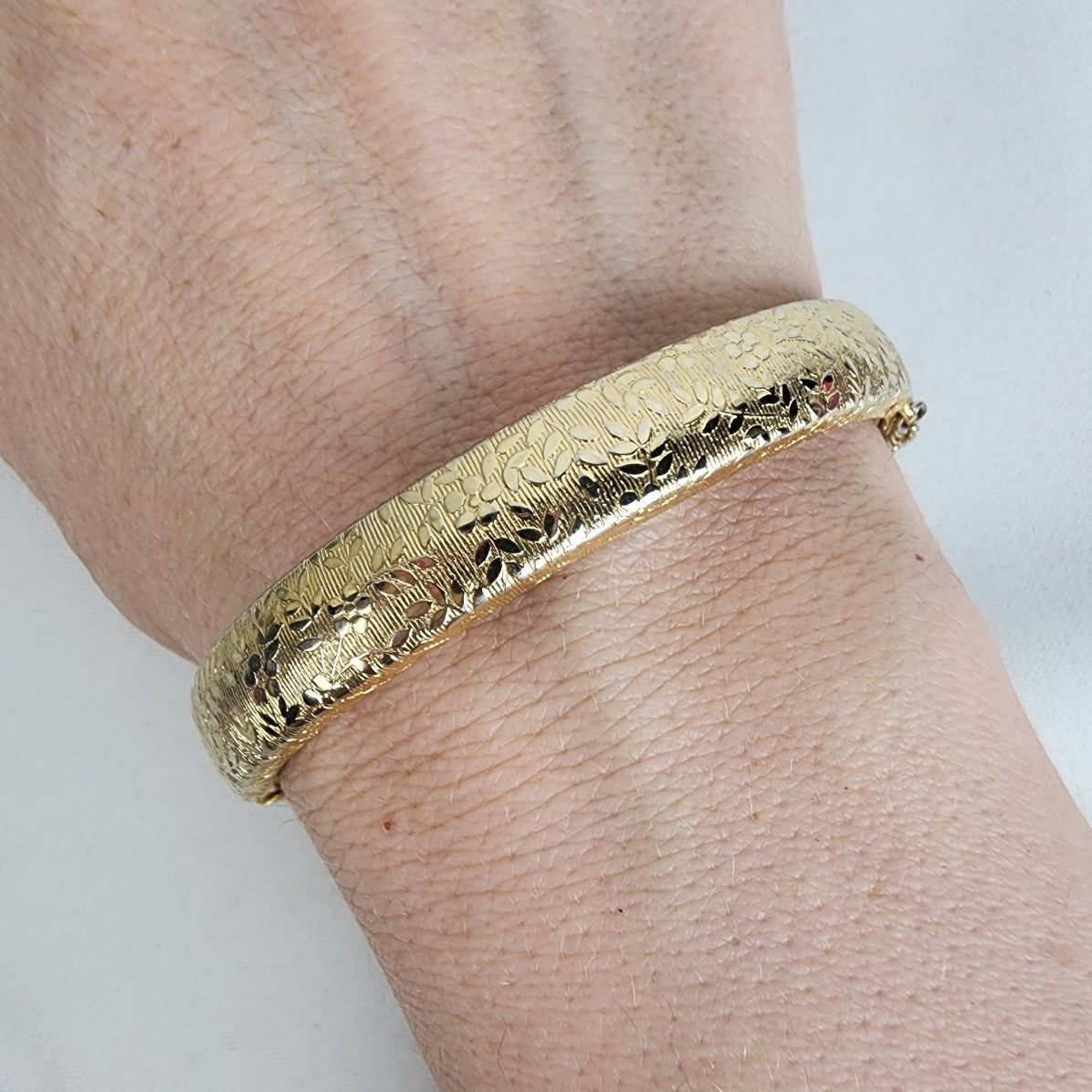 Vintage Gold Tone Floral Etched Hinge Bracelet