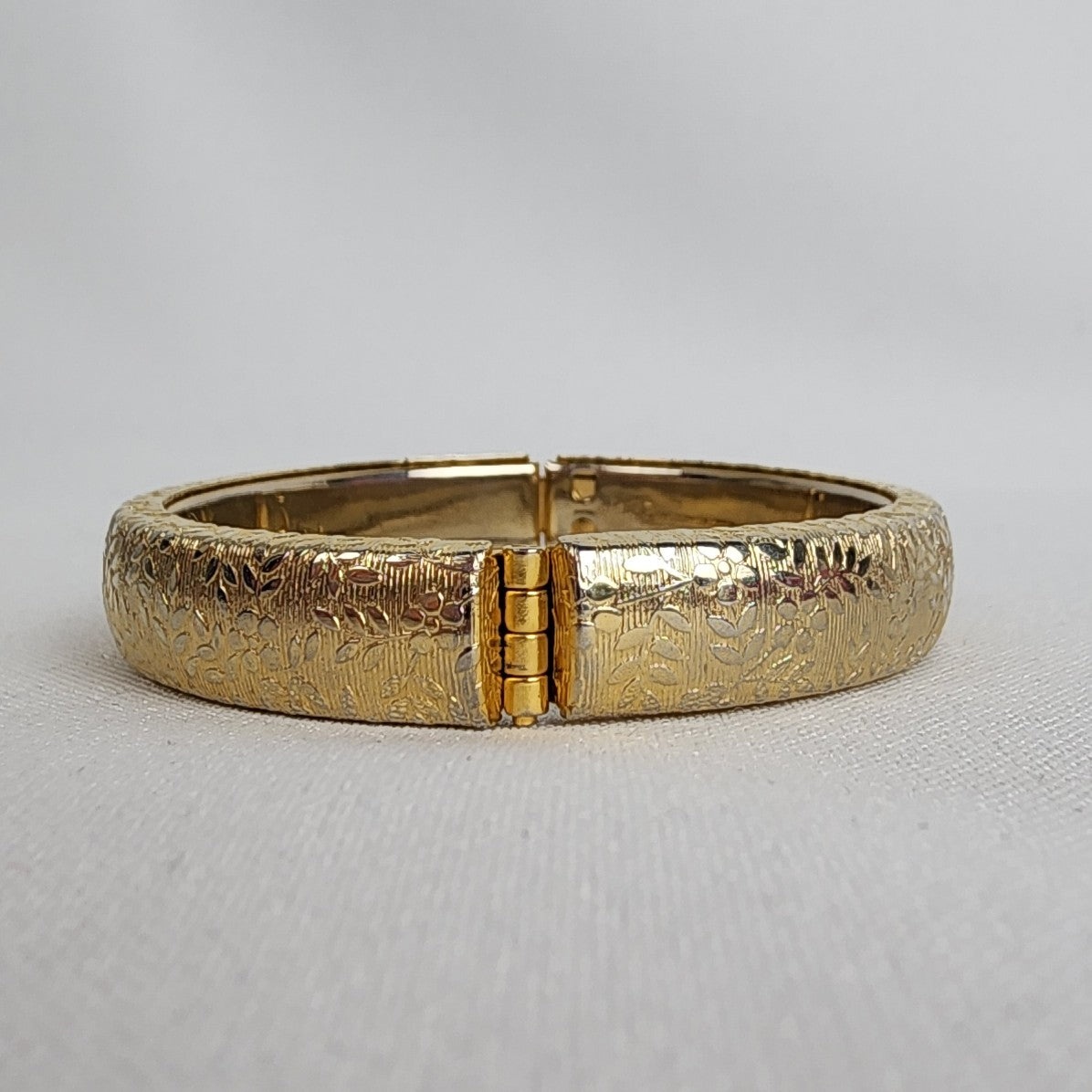 Vintage Gold Tone Floral Etched Hinge Bracelet