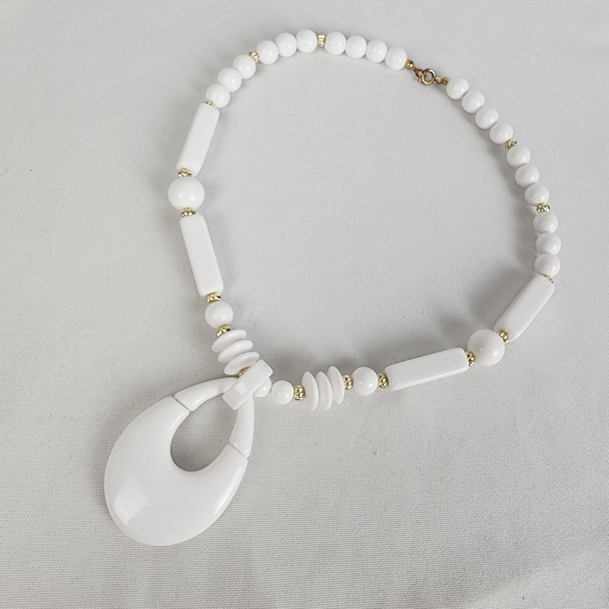 Vintage White Pendant Beaded Necklace