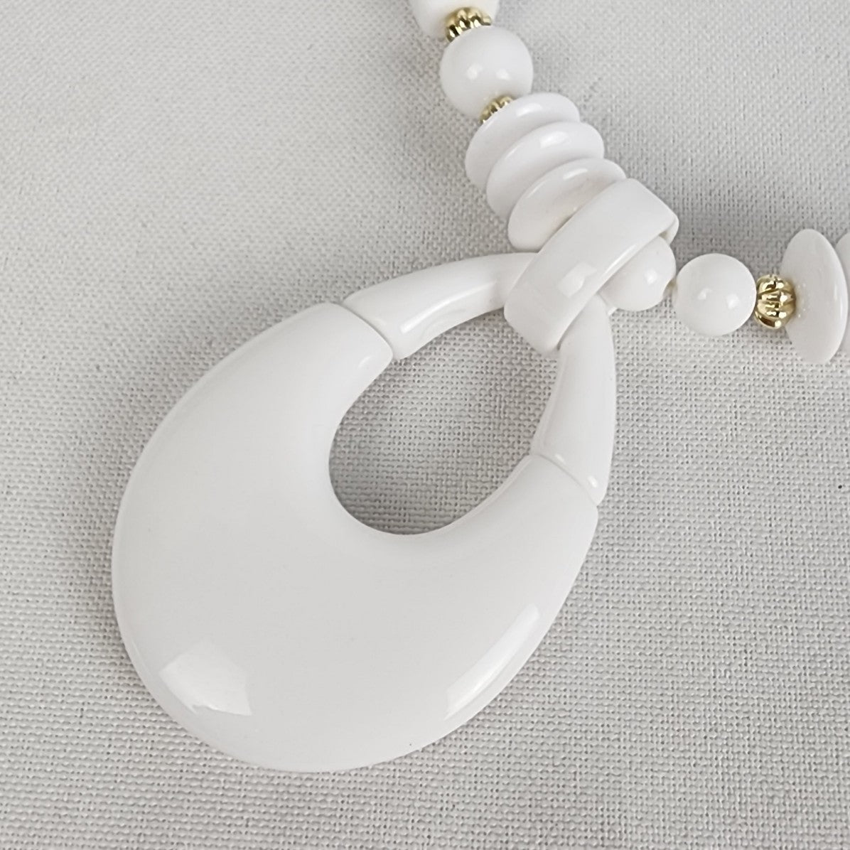 Vintage White Pendant Beaded Necklace