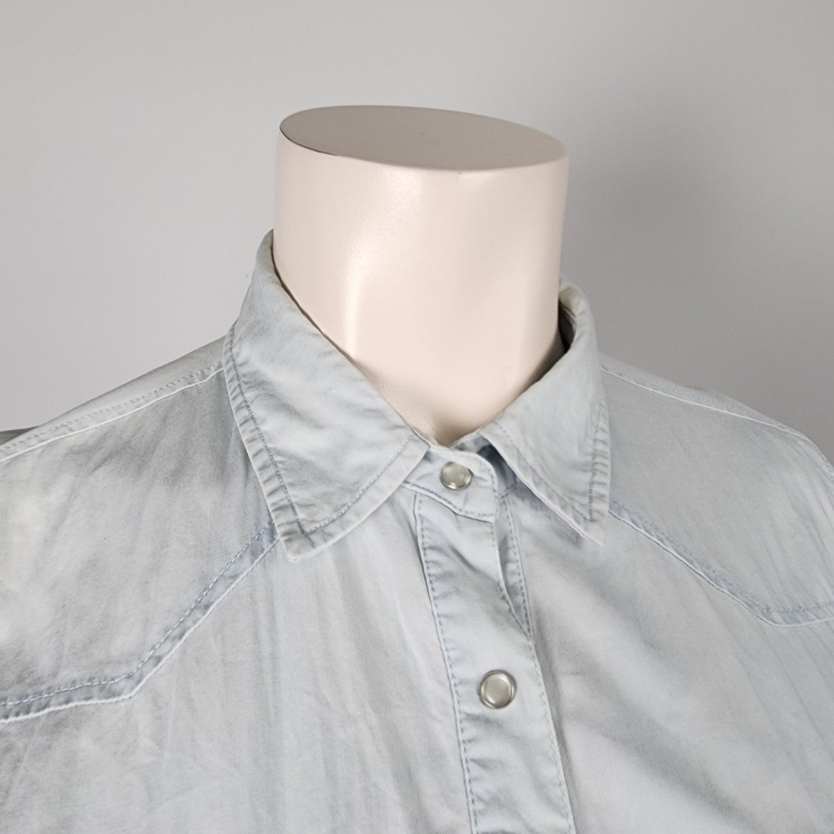 Attitude Light Wash Cotton Chambray Pearl Snap Front Top Size XL