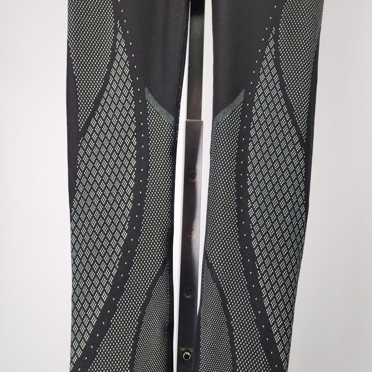 Lululemon Mapped Out High Rise Legging Black & Green Size 6