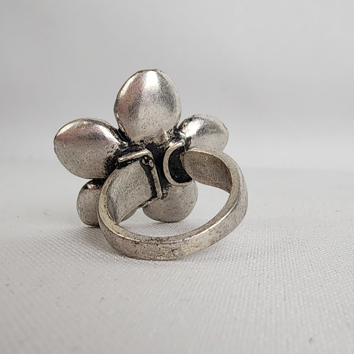 A&C Cream Silver Flower Adjustable Ring