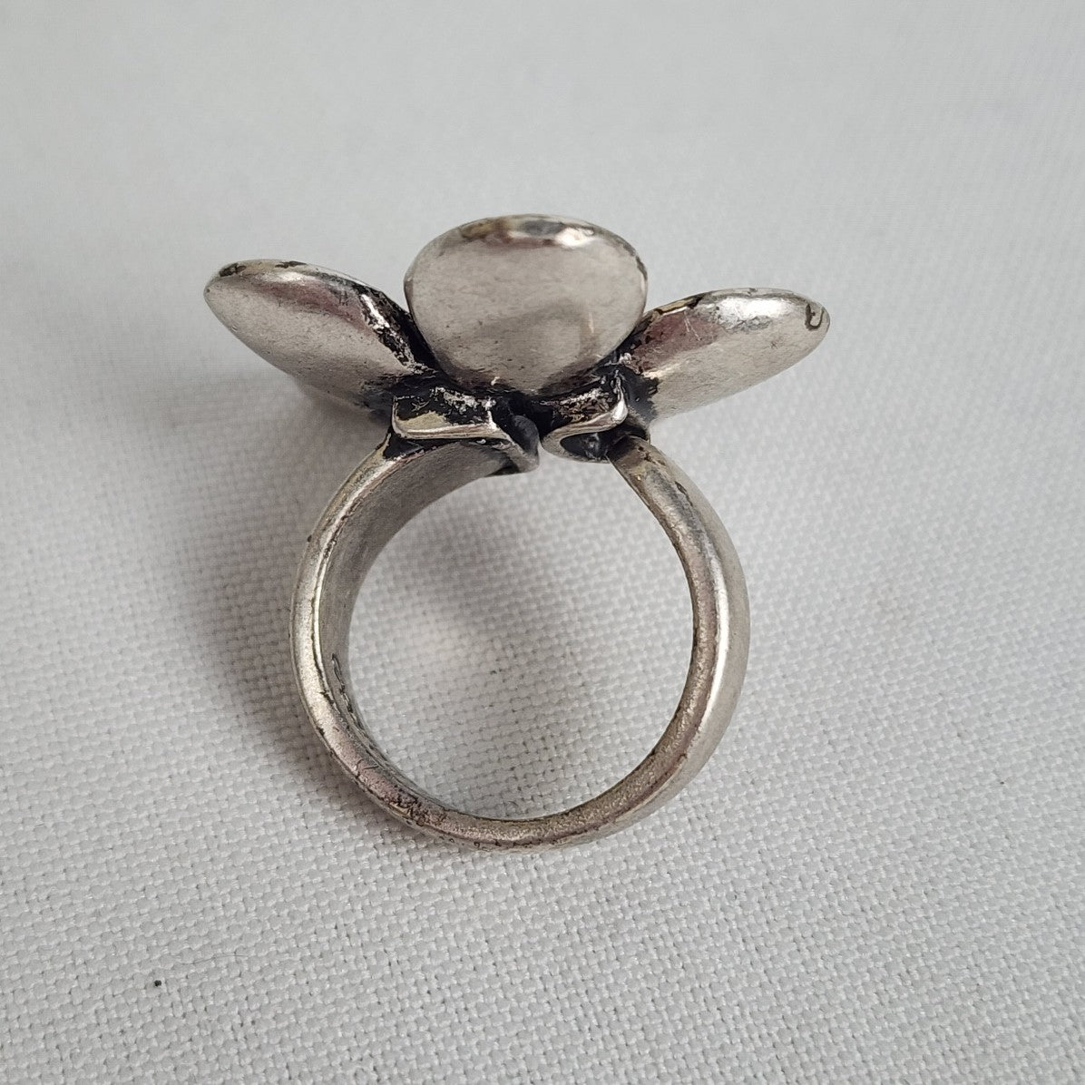 A&C Cream Silver Flower Adjustable Ring