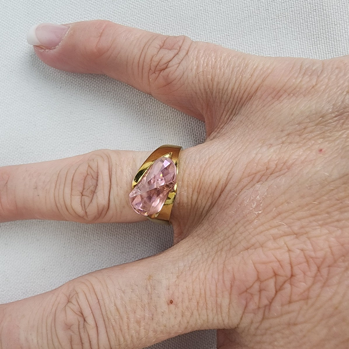 Elegant Gold Tone Ring with Pink Gemstone - Size 7