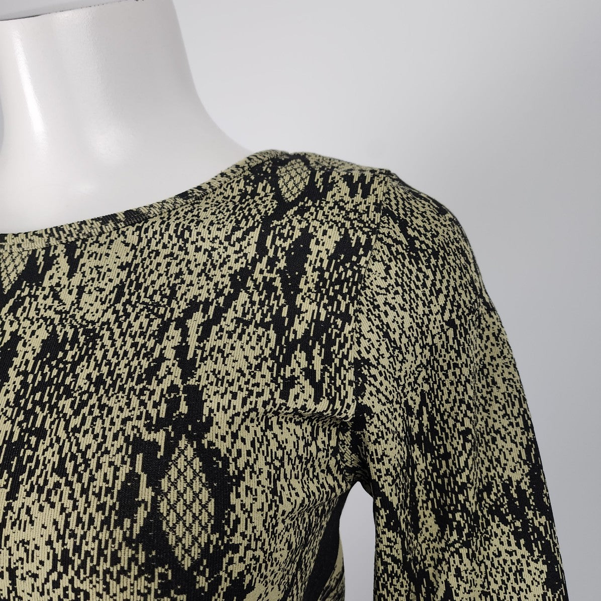 Fabletics Seamless Kamila Long Sleeve Crop Snakeskin Print Top Size S/M